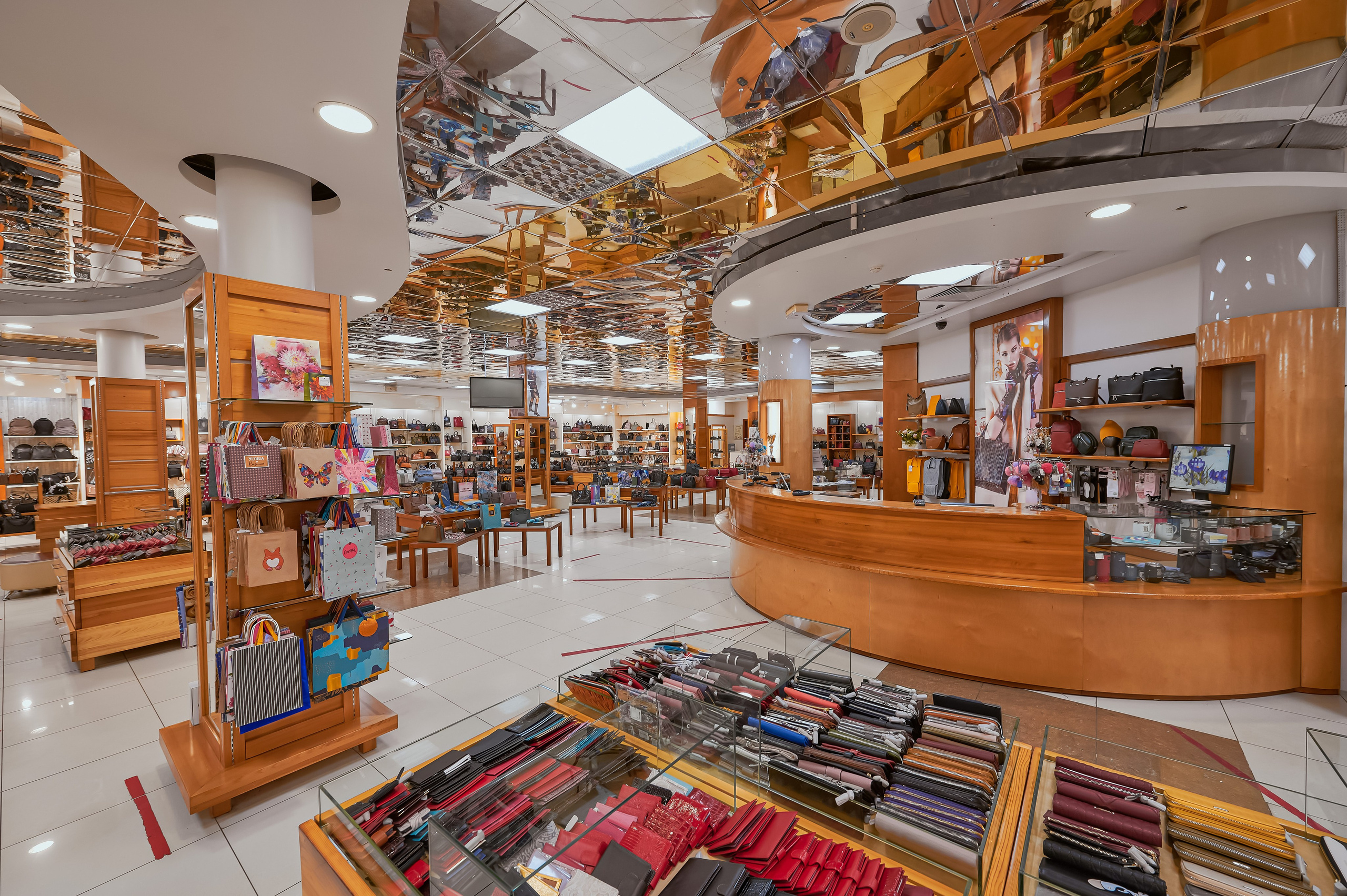 Портфолио по интерьерной и экстерьерной фотосъёмки: Мир Сумок — Правый берег. Фотограф Яковлев Роман — Красноярск