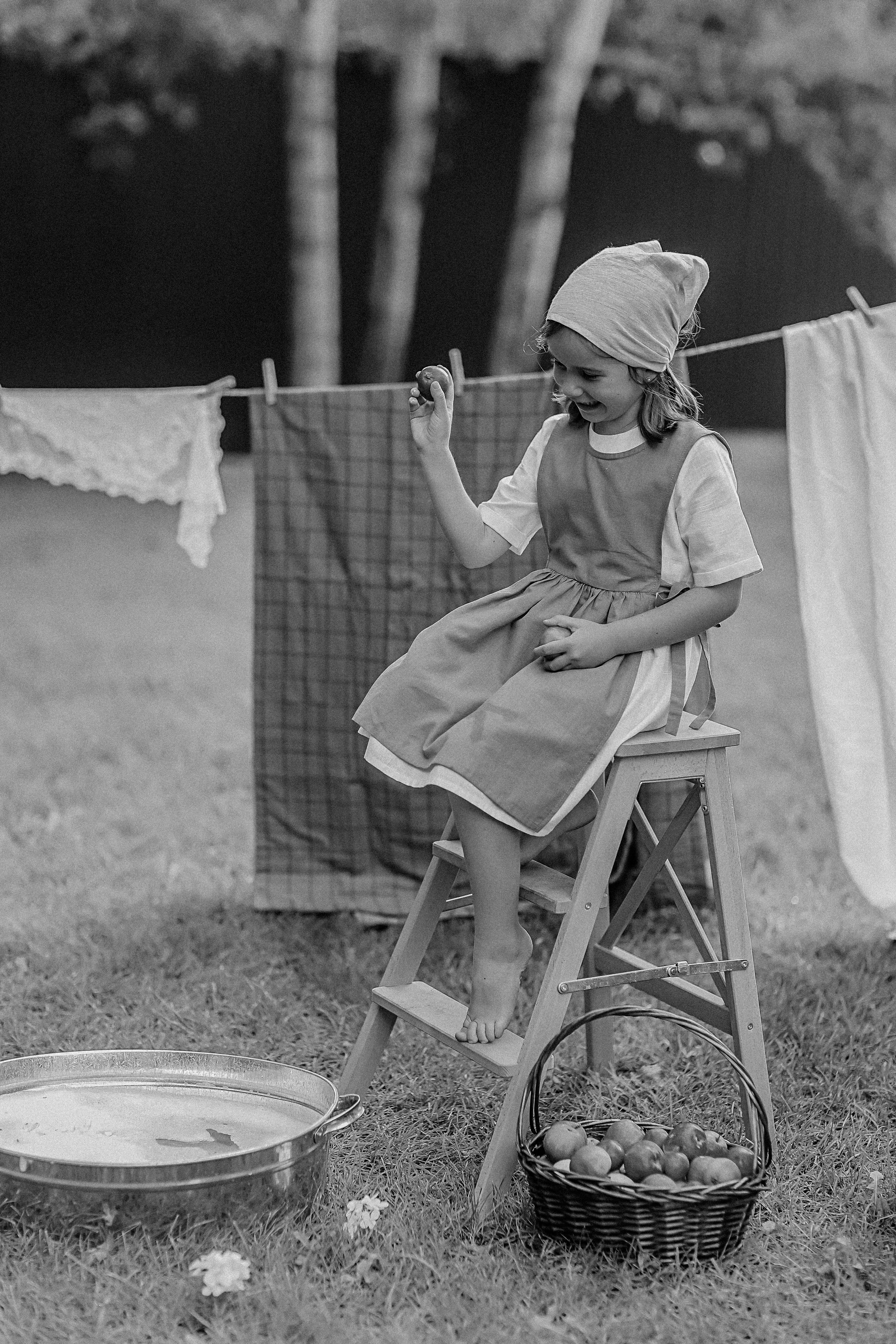 Стирка у дома. Семейный фотограф Тюмень, фотограф на роды Салмина Мария