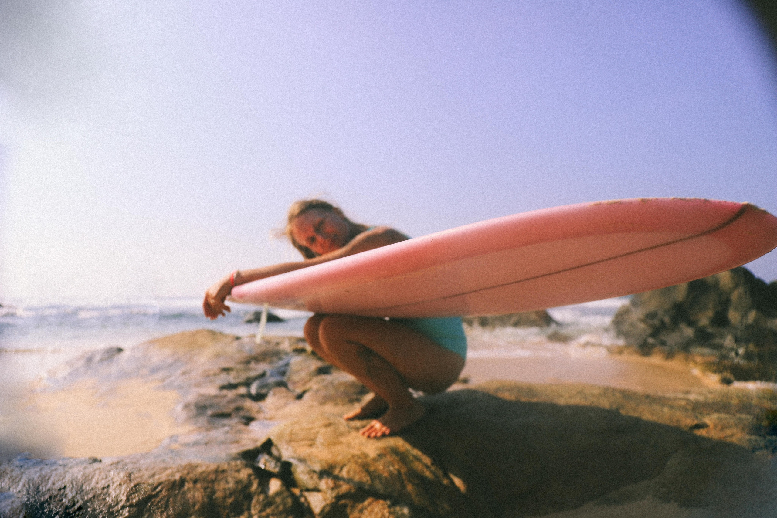 Съемка серфинга на рассвете | Девушка с доской Ross Concept на Coconut Beach. Фотограф на Шри-Ланке