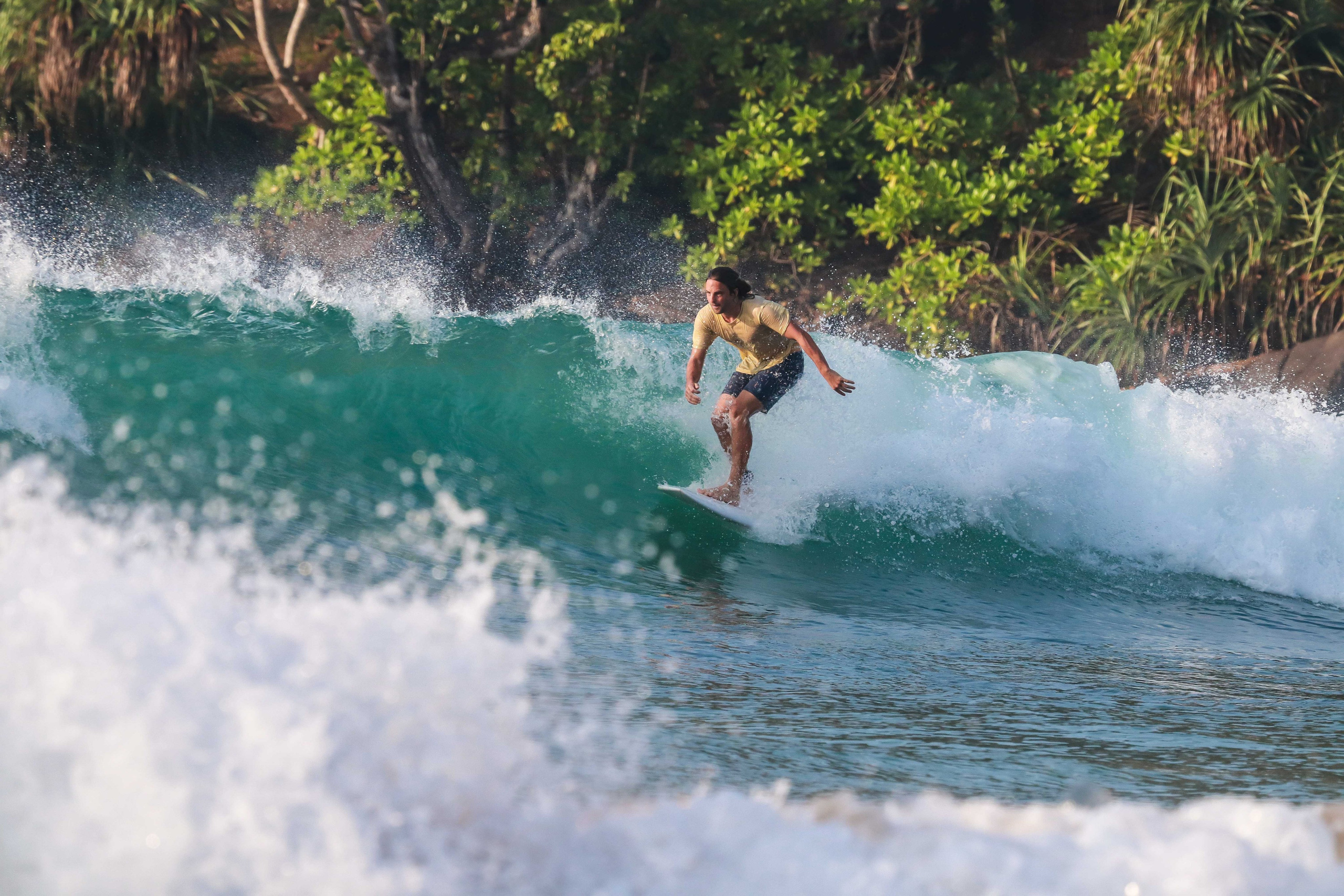 "Творческая композиция: серф как арт-объект на фоне океанского горизонта"