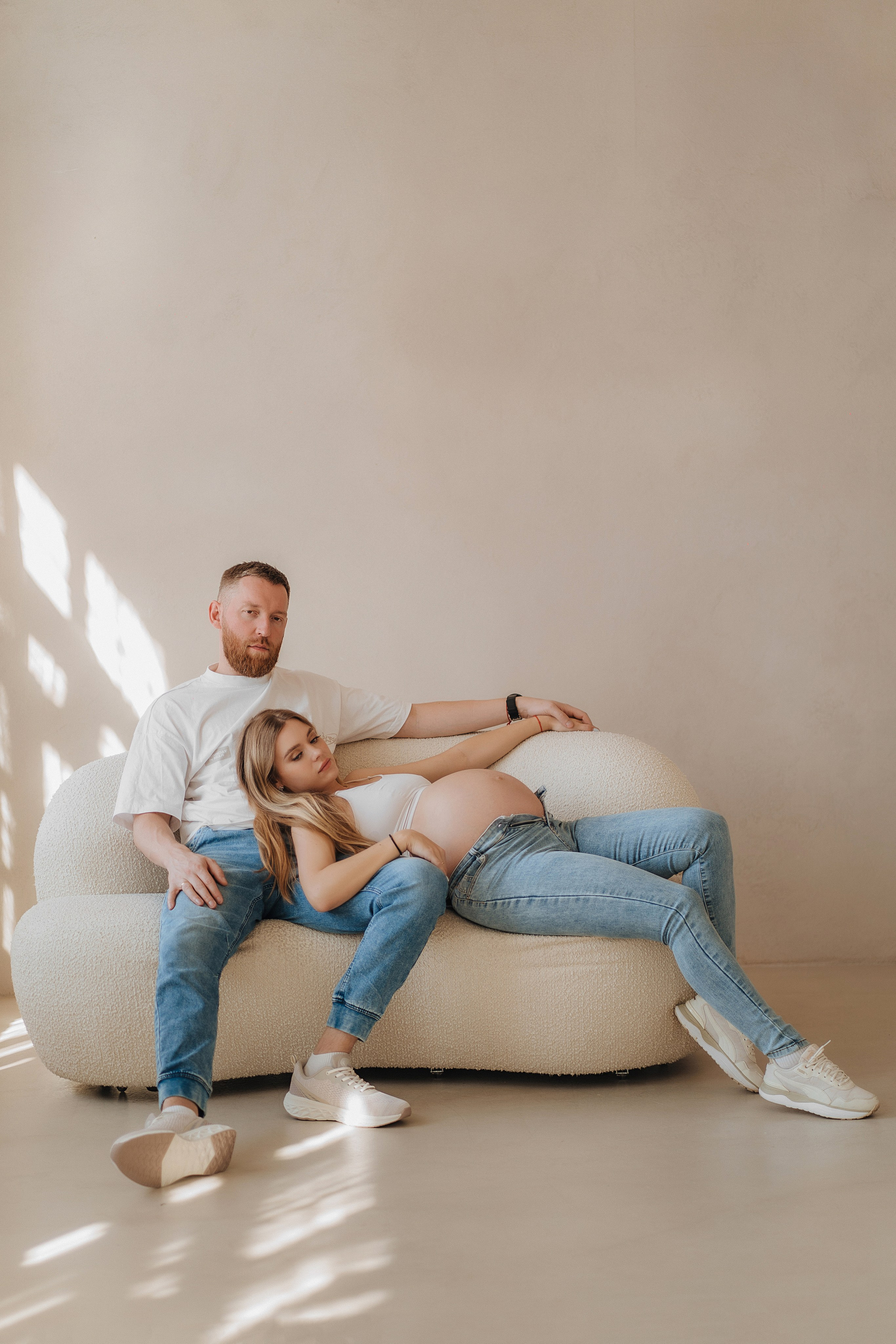 Лавстори, в ожидании ребенка, пара отдыхает на диване