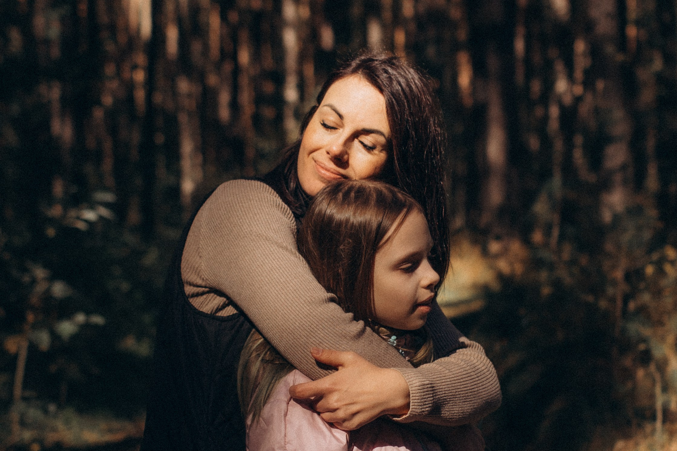 Аня с Ясей и Соней на Обском, осень. Семейный фотограф lifestyle в Новосибирске Елена Шпилевая