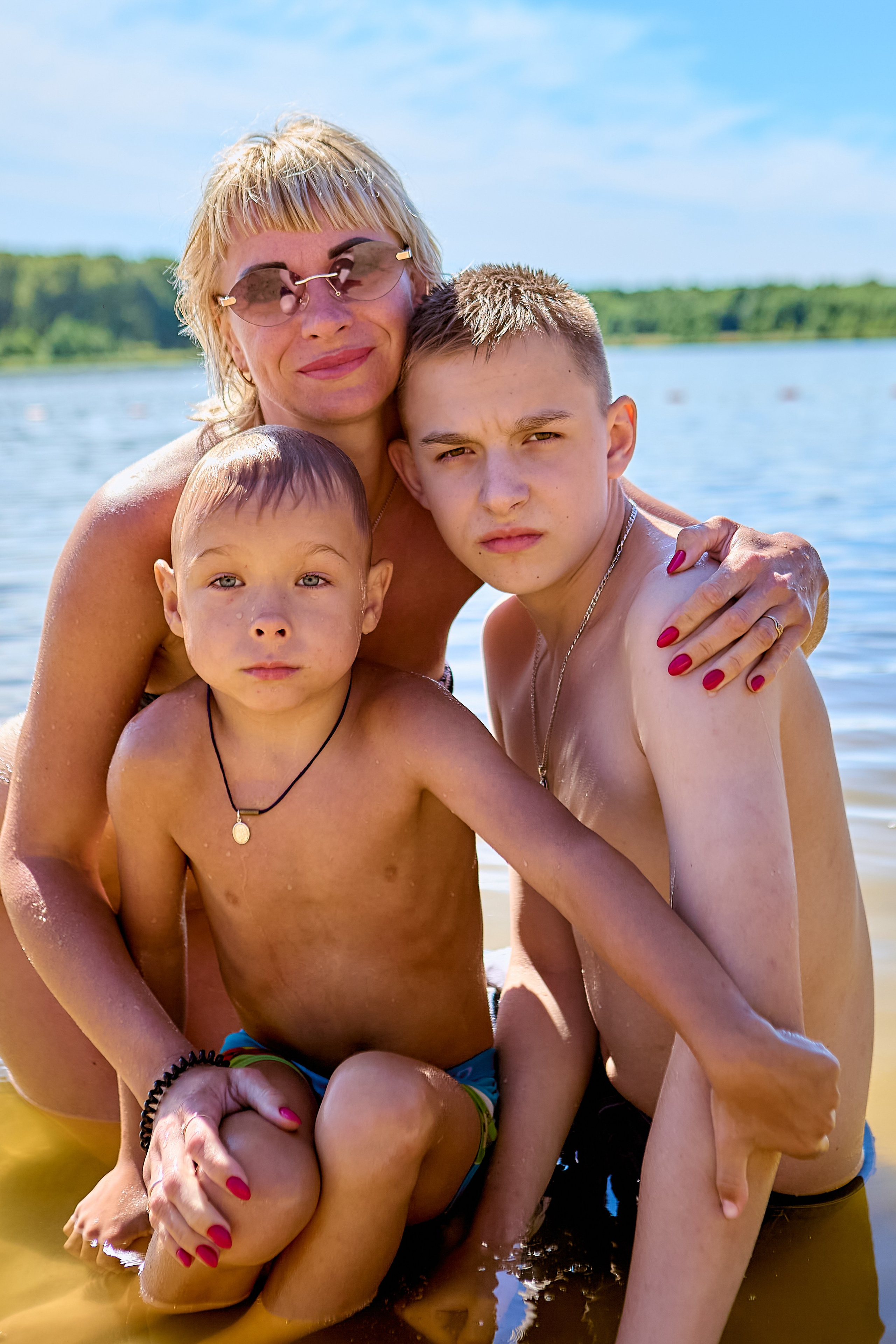 Семейная прогулка летом на озере