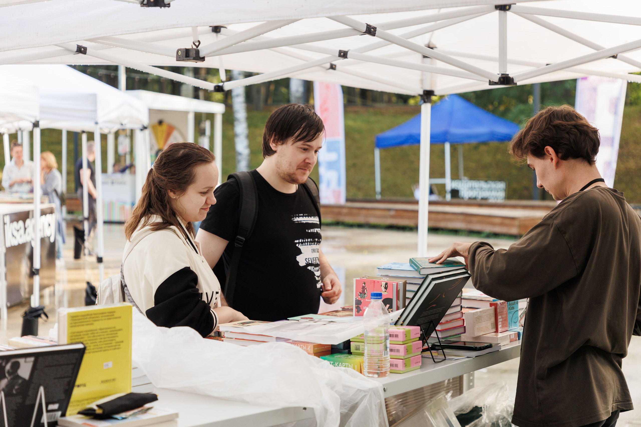 Книжный фестиваль «Смены» в Выксе 2025. Фотограф городских и семейных событий Артем Карпухин