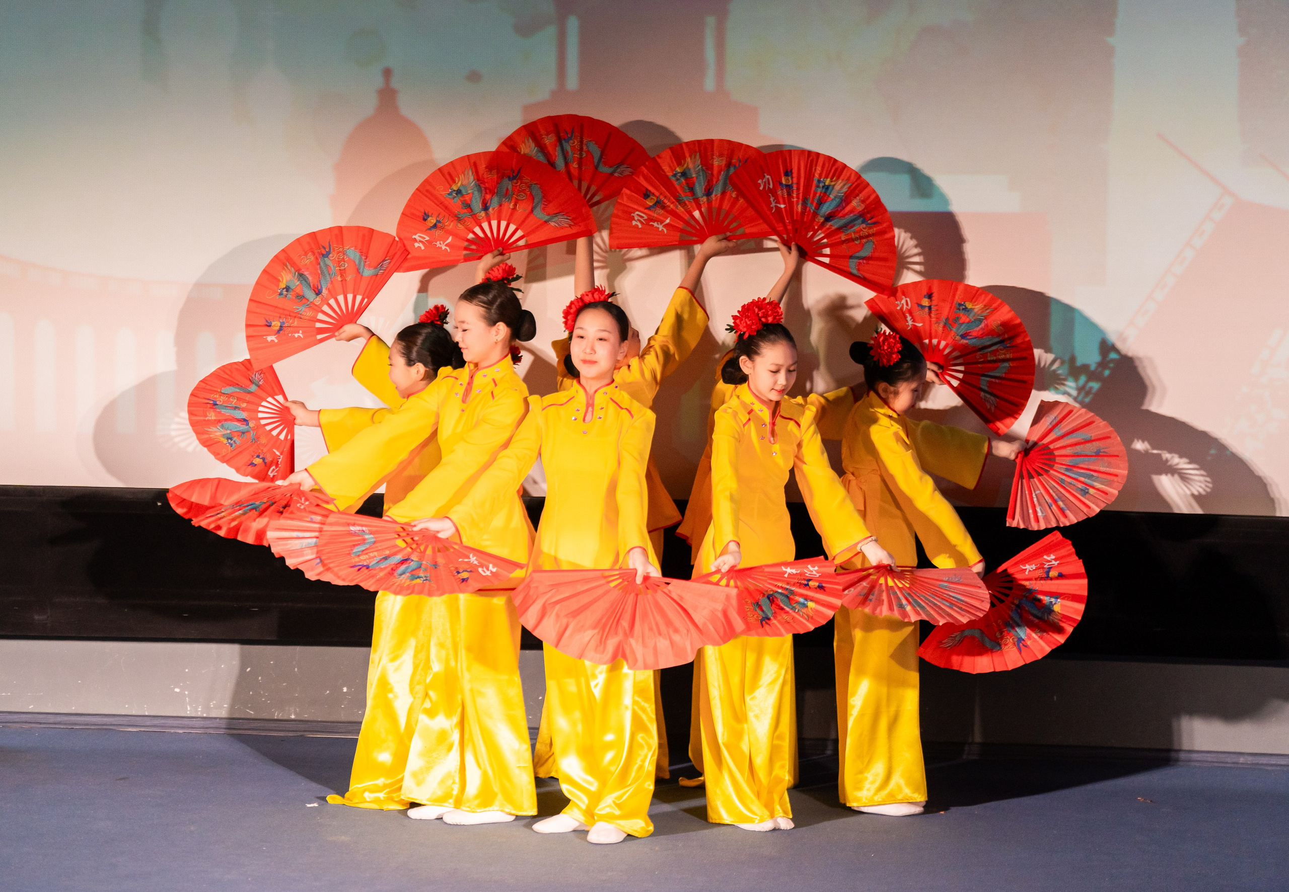 Красивая постановка с красными веерами на XII Международном фольклорном фестивале «Сохраняем традиции» Санкт-Петербург 2026. Фото: Мальцев Евгений, evrednix.ru.