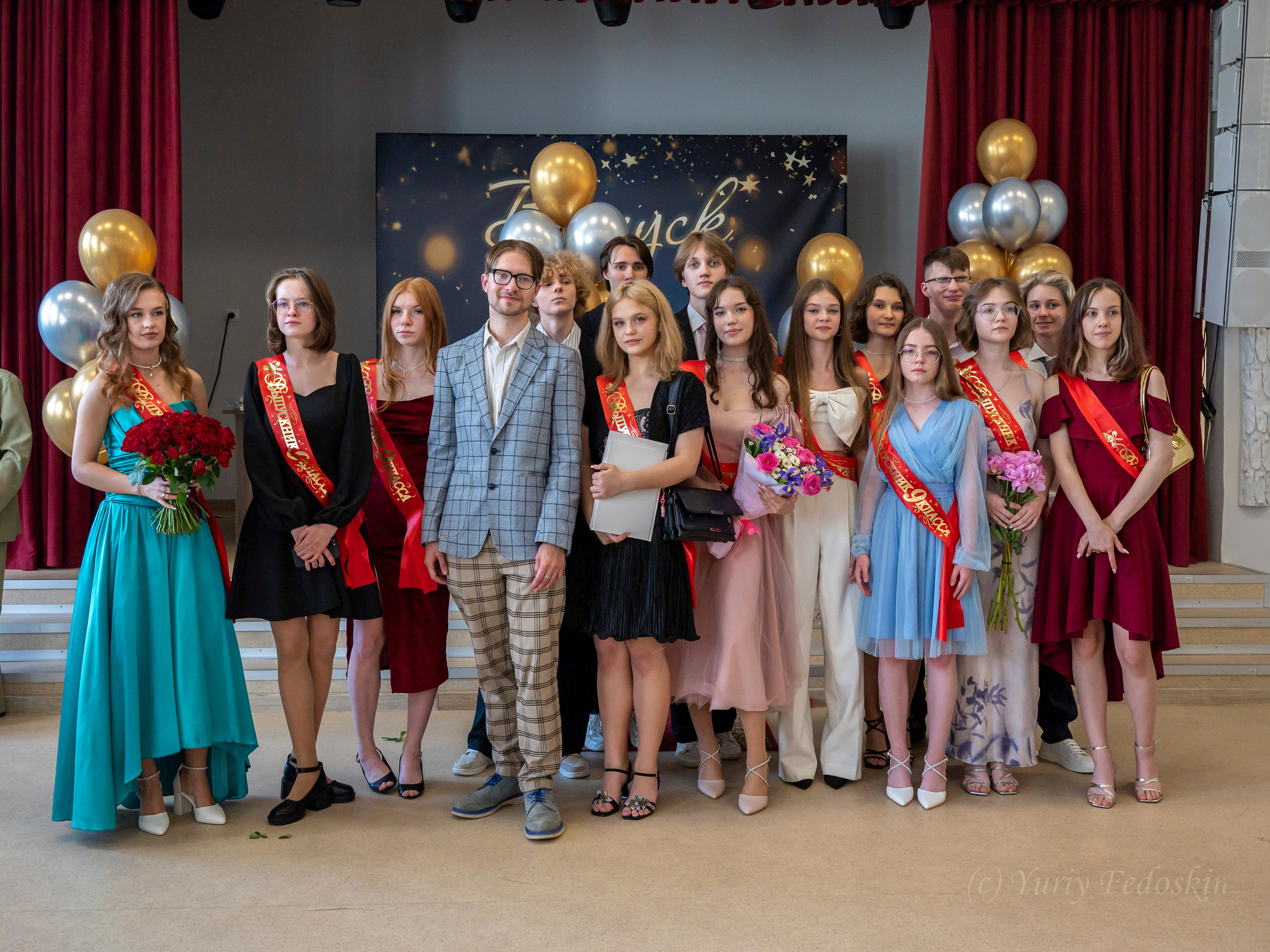 Репортаж о выпускном 9 классов в школе № 7 города Королёва, 26.06.24г. Профессиональный фотограф интерьеров в Москве Юрий Федоскин
