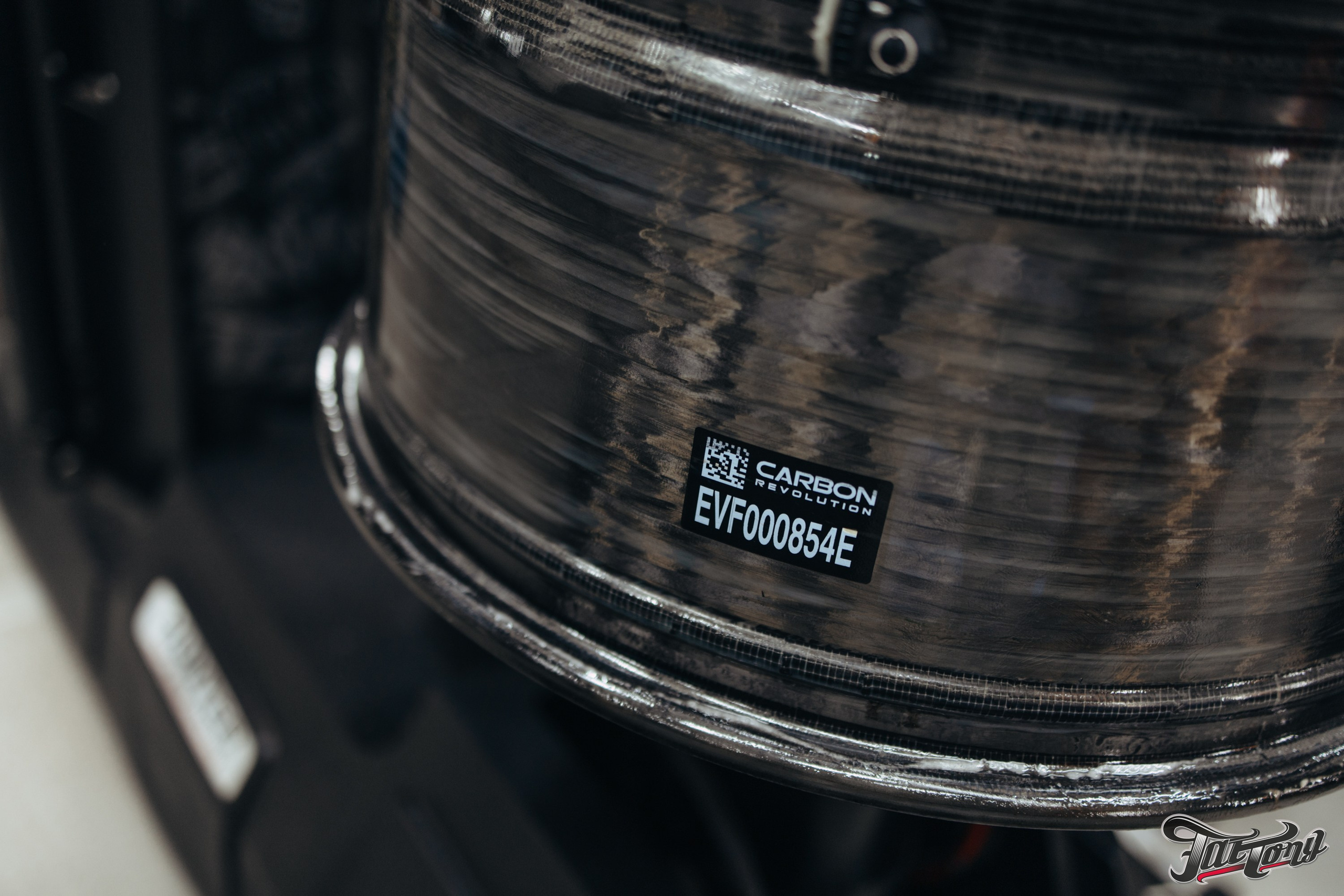 Ford Mustang Shelby сборка и шиномонтаж карбоновых дисков. DeLorein