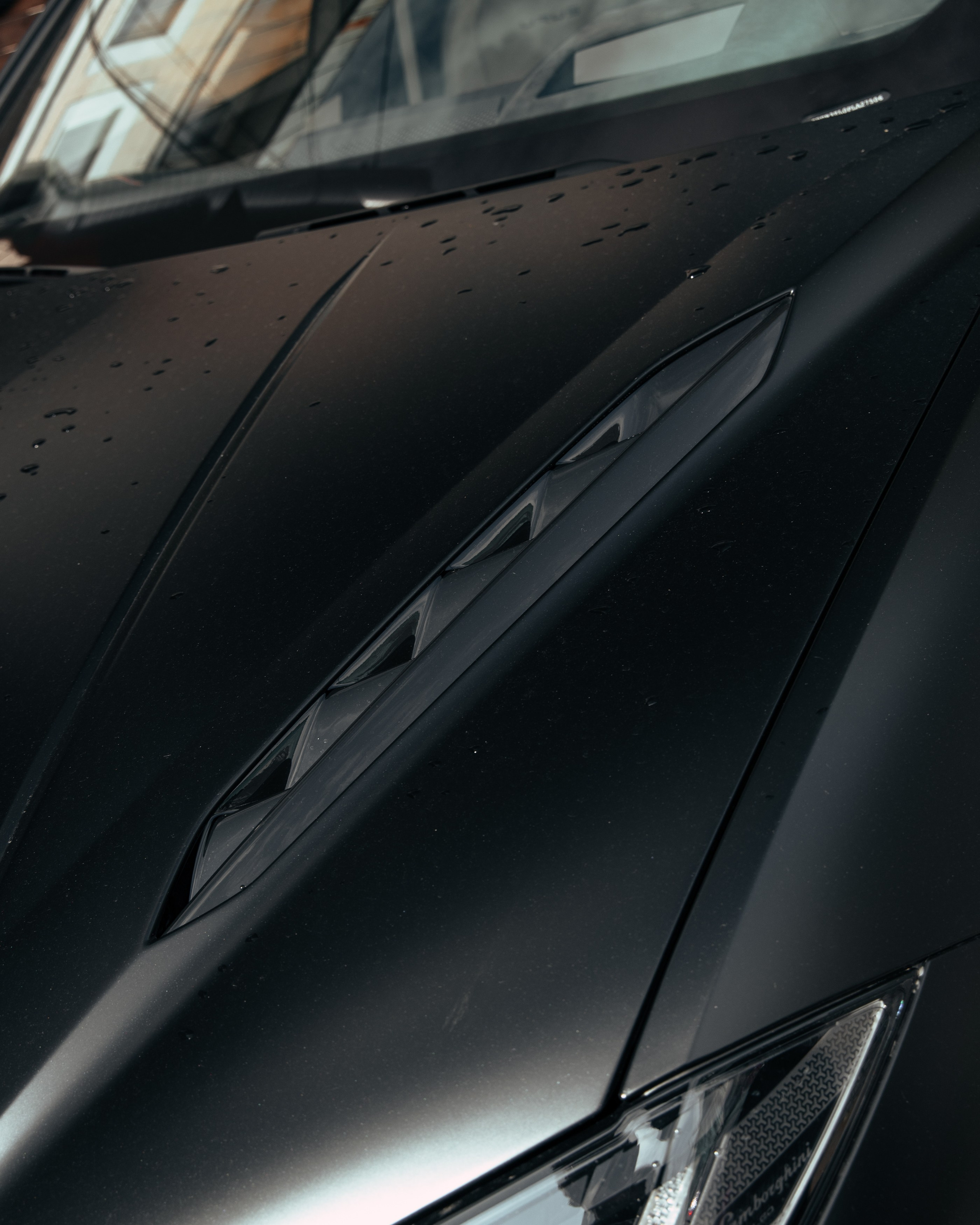 Lamborghini Urus ламинация карбоном вставок в капот, спойлеров, крышки багажника и зеркал. DeLorein