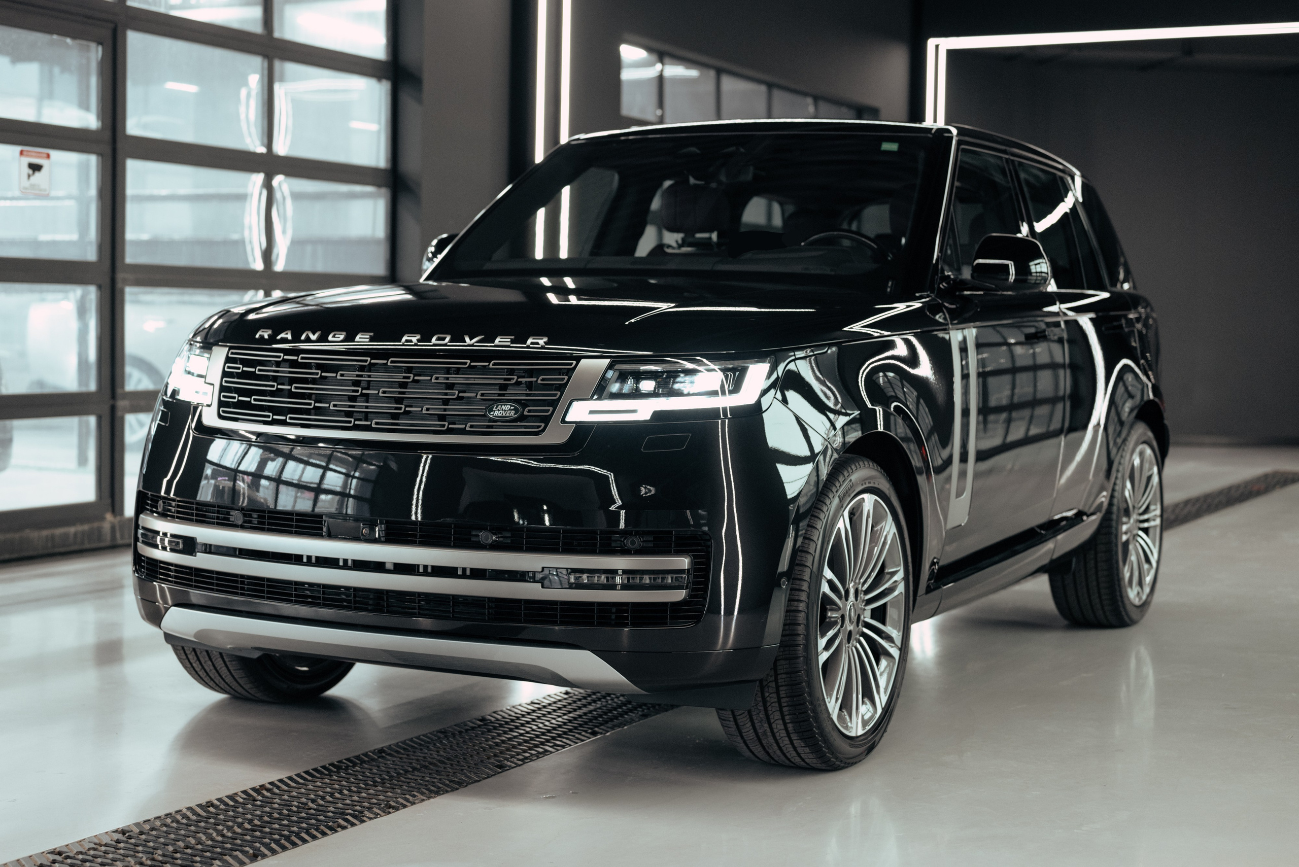 Range Rover black on red. DeLorein