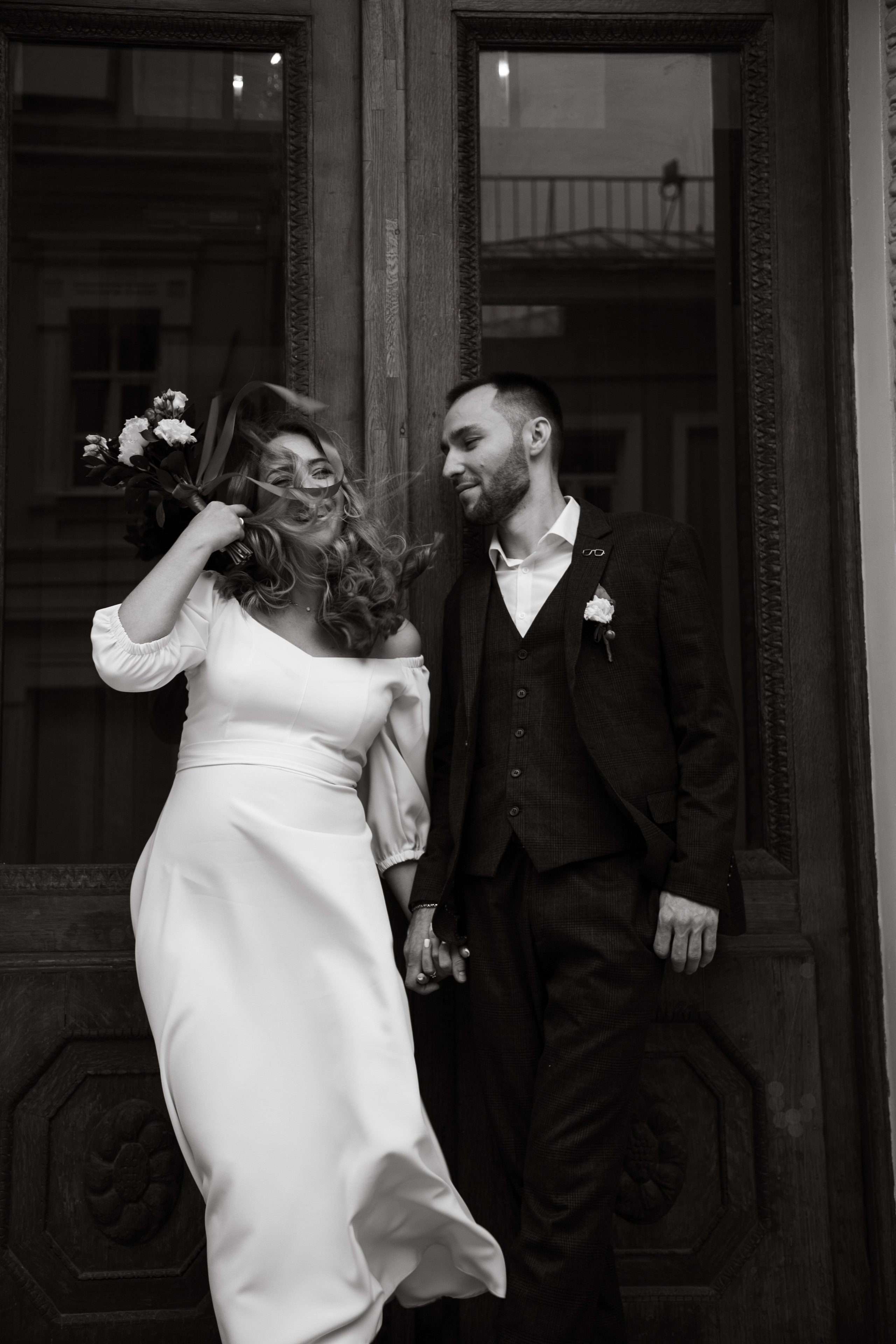 Романтинчый чёрно-белый кадр Юрия и Ольги.