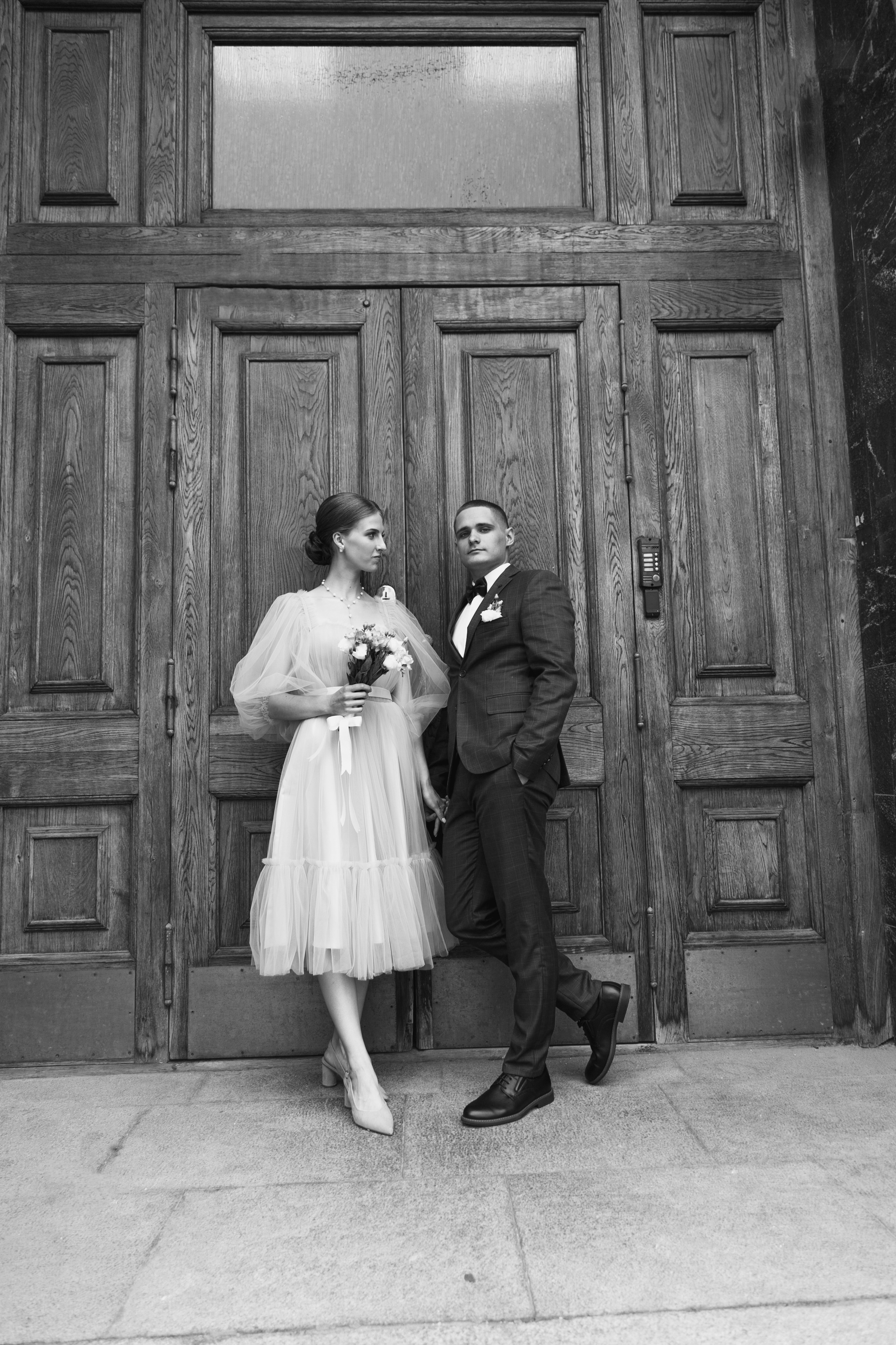 Снимок на фоне винтажного входа 