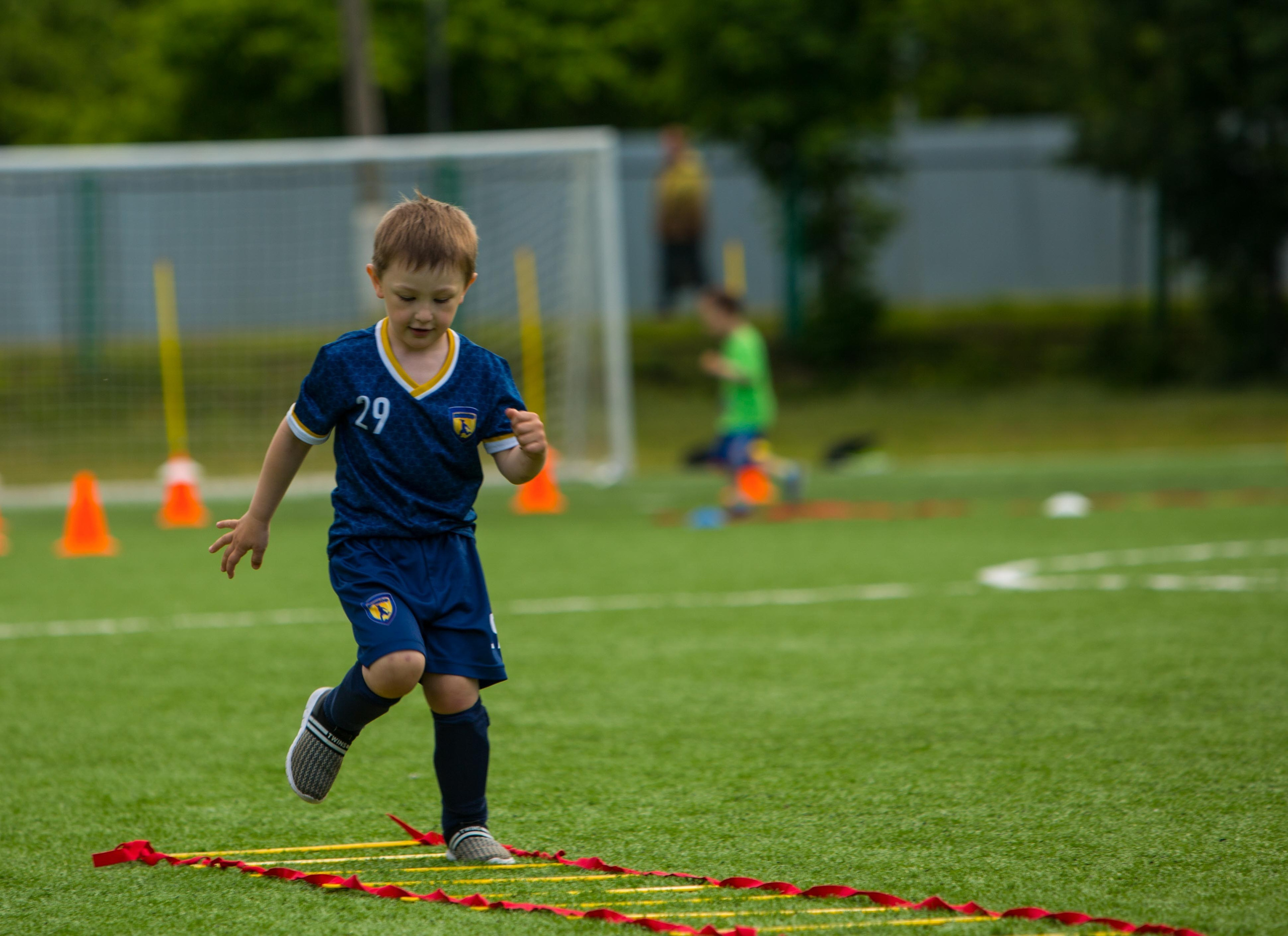 Футбольная школа «Юниор» — фото тренировок и игр. Выпускные альбомы для школы и детского сада — школьный фотограф Подольск, Троицк, Щербинка, Москва