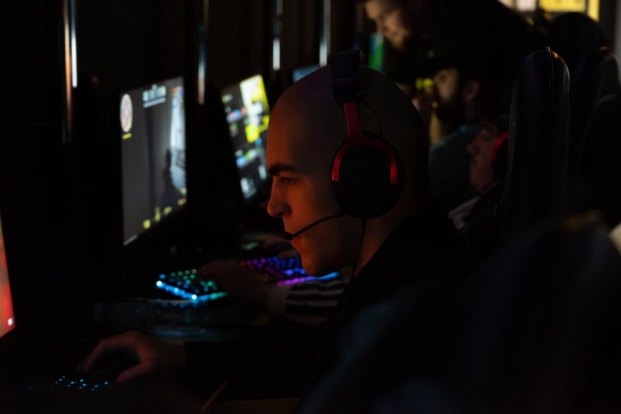 Репортаж в киберспортивном клубе Kolizeum. Фотограф мероприятий в Москве