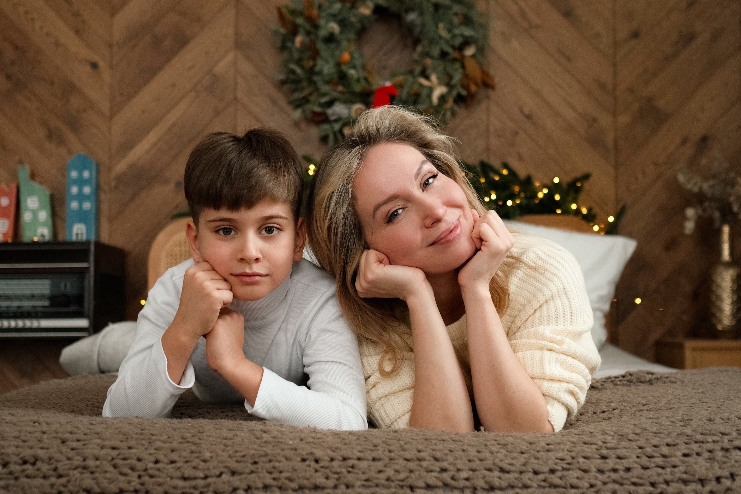 Мама с сыном улыбаются на фотосессии в студии в Коммунарке, Москва.