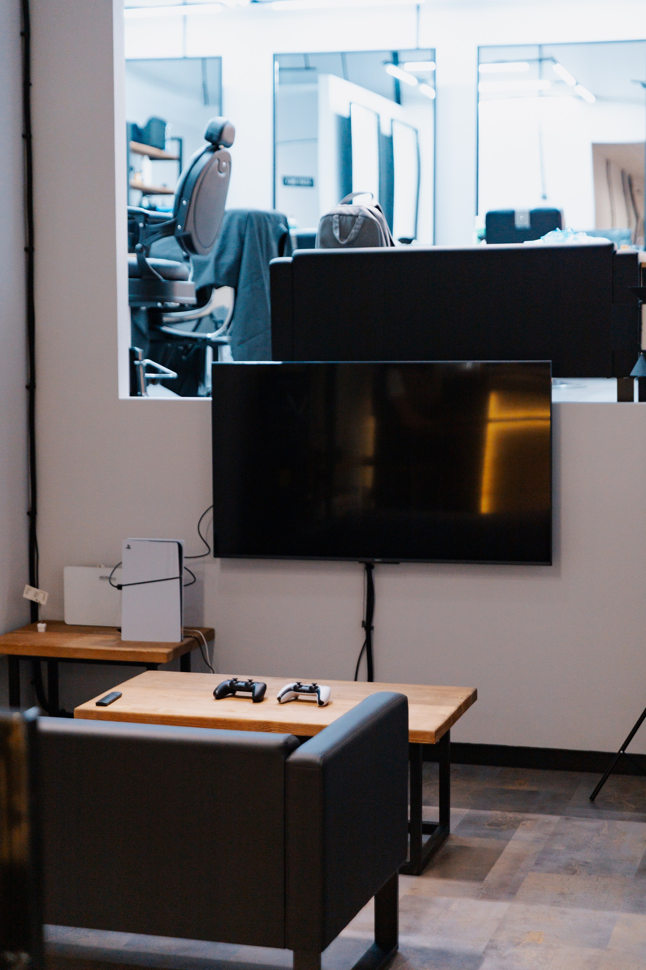 DERBY BARBERSHOP. LIYALEE PHOTO