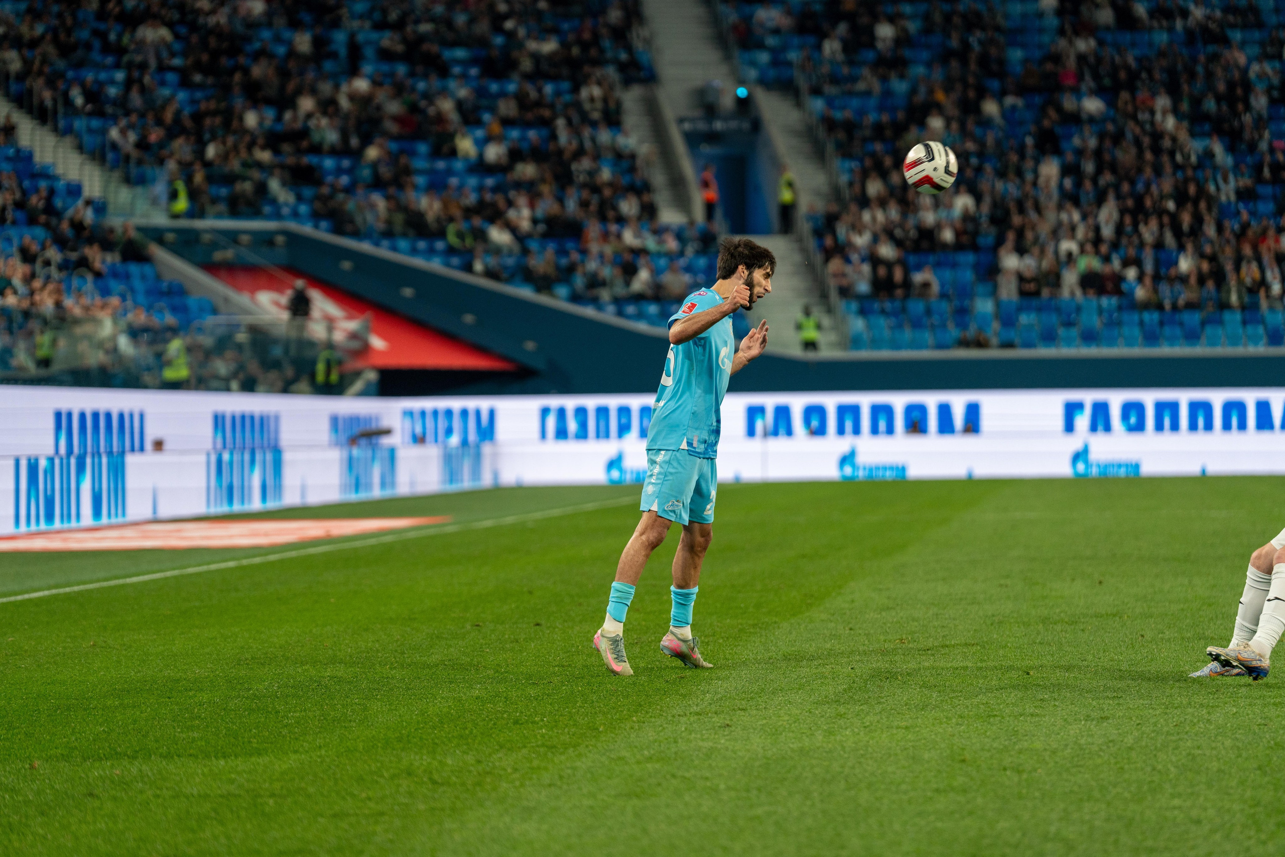 Репортажная съёмка спортивного фотографа Санкт-Петербурга: прыжок игрока «Зенита»