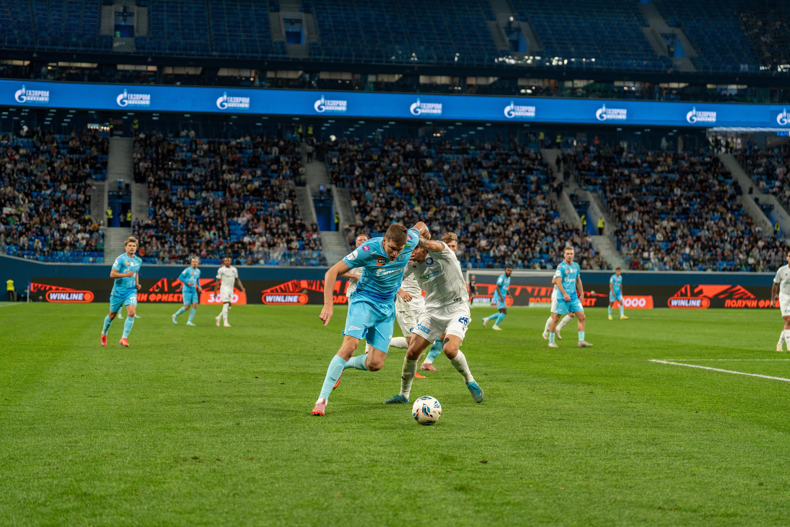 Спортивный фотограф Санкт-Петербург запечатлел напряжённую борьбу Зенита и Оренбурга на Газпром Арене