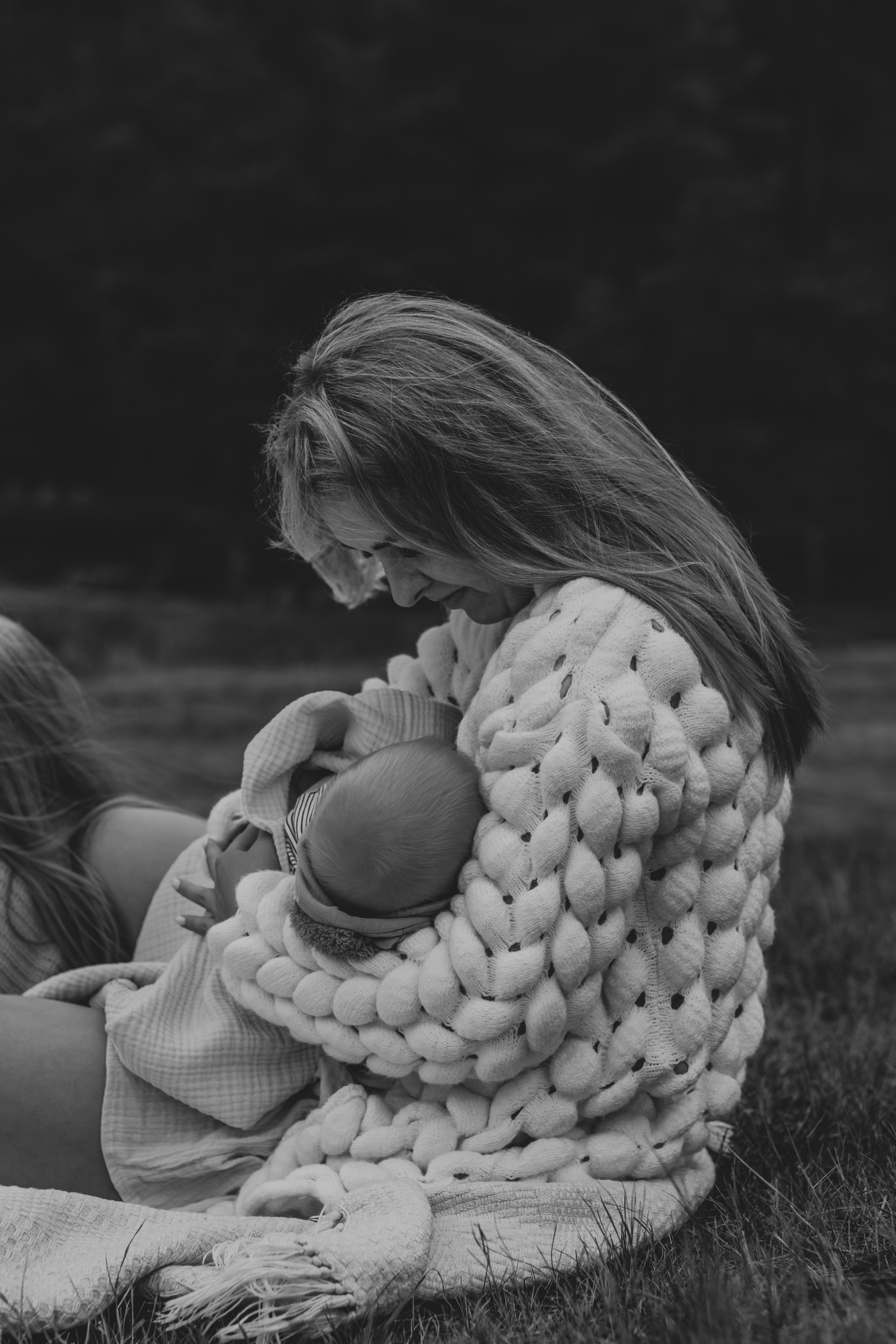 мама кормит младенца