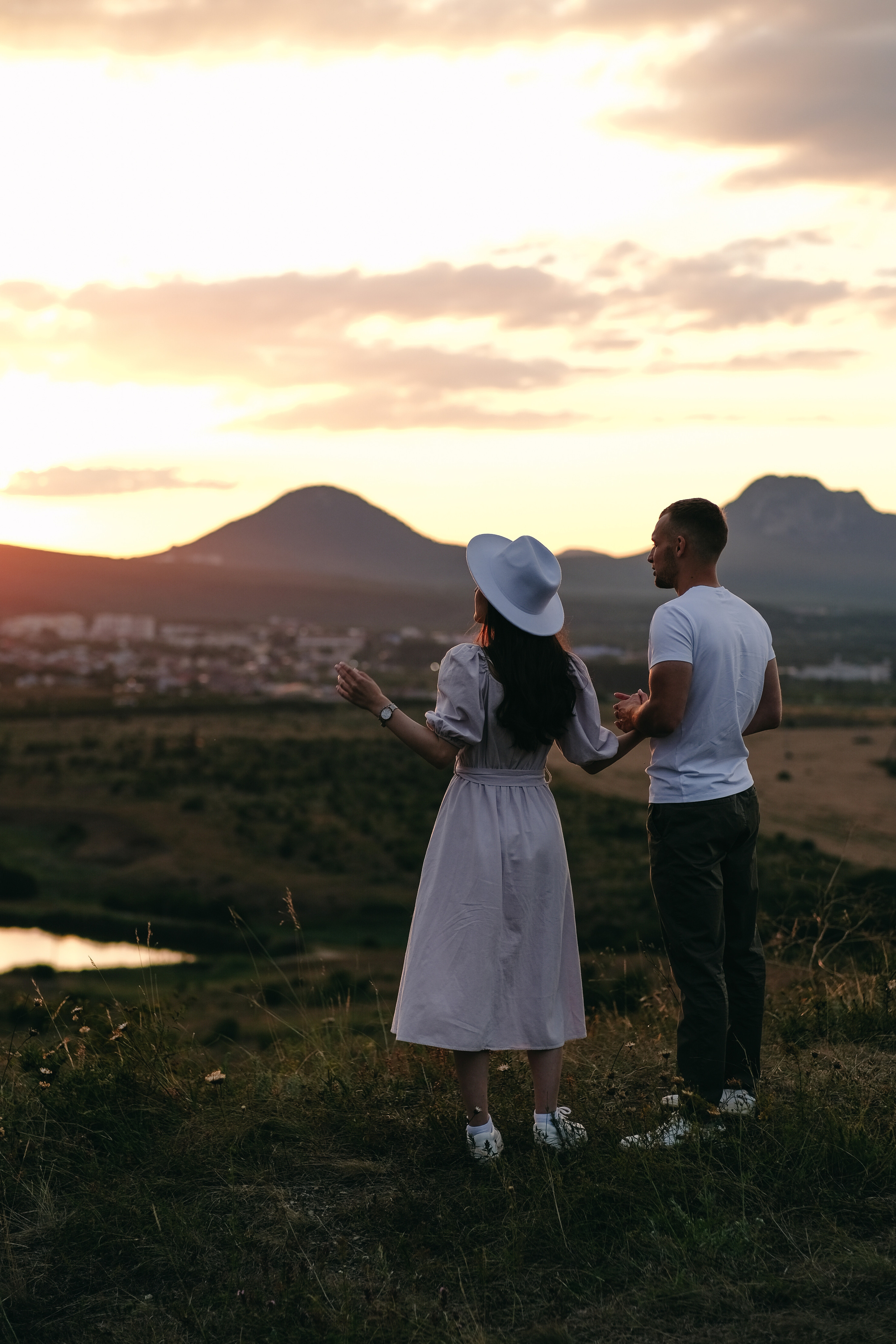 горы и влюбленная пара