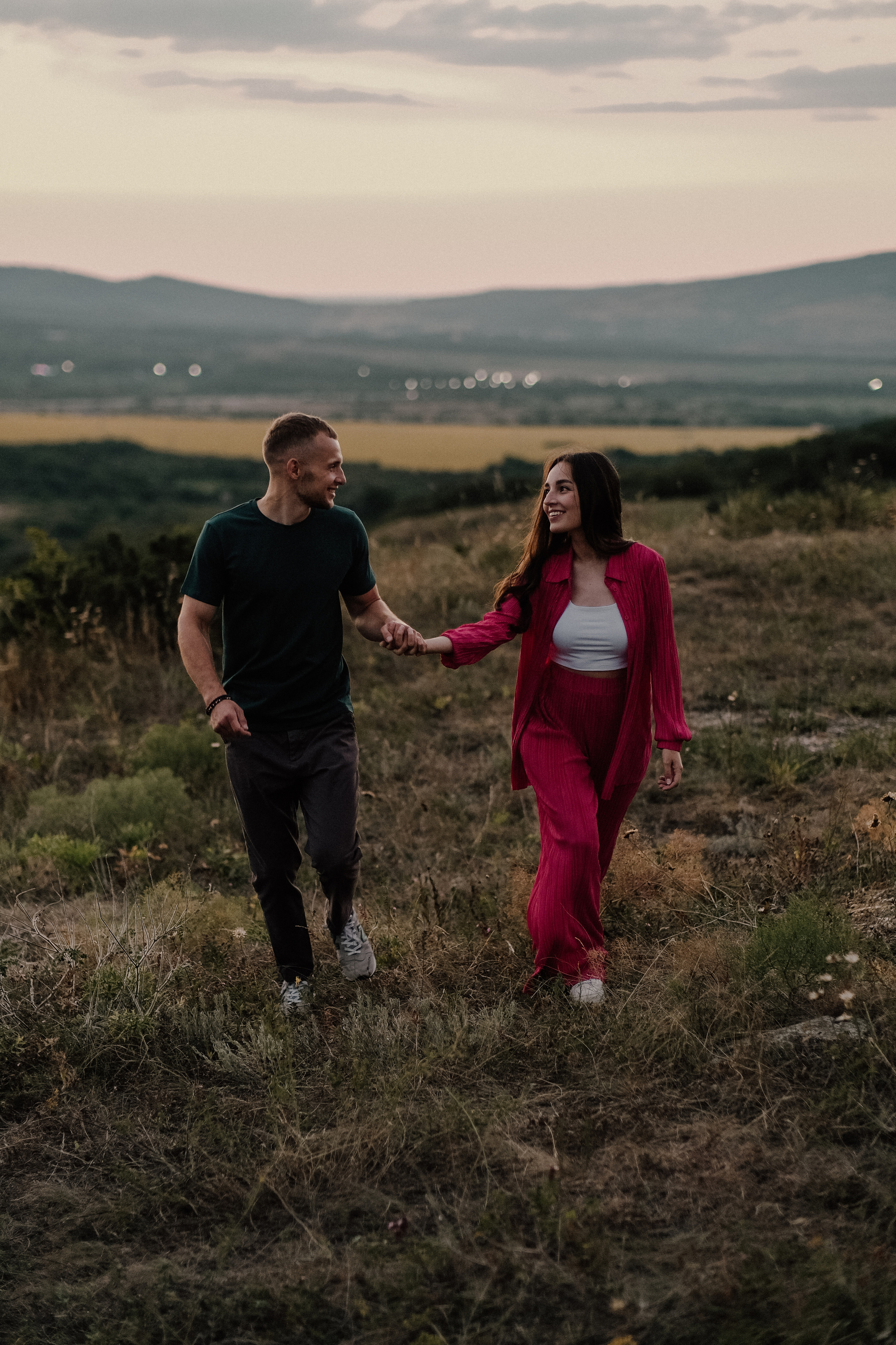 пара бежит с видом на горы