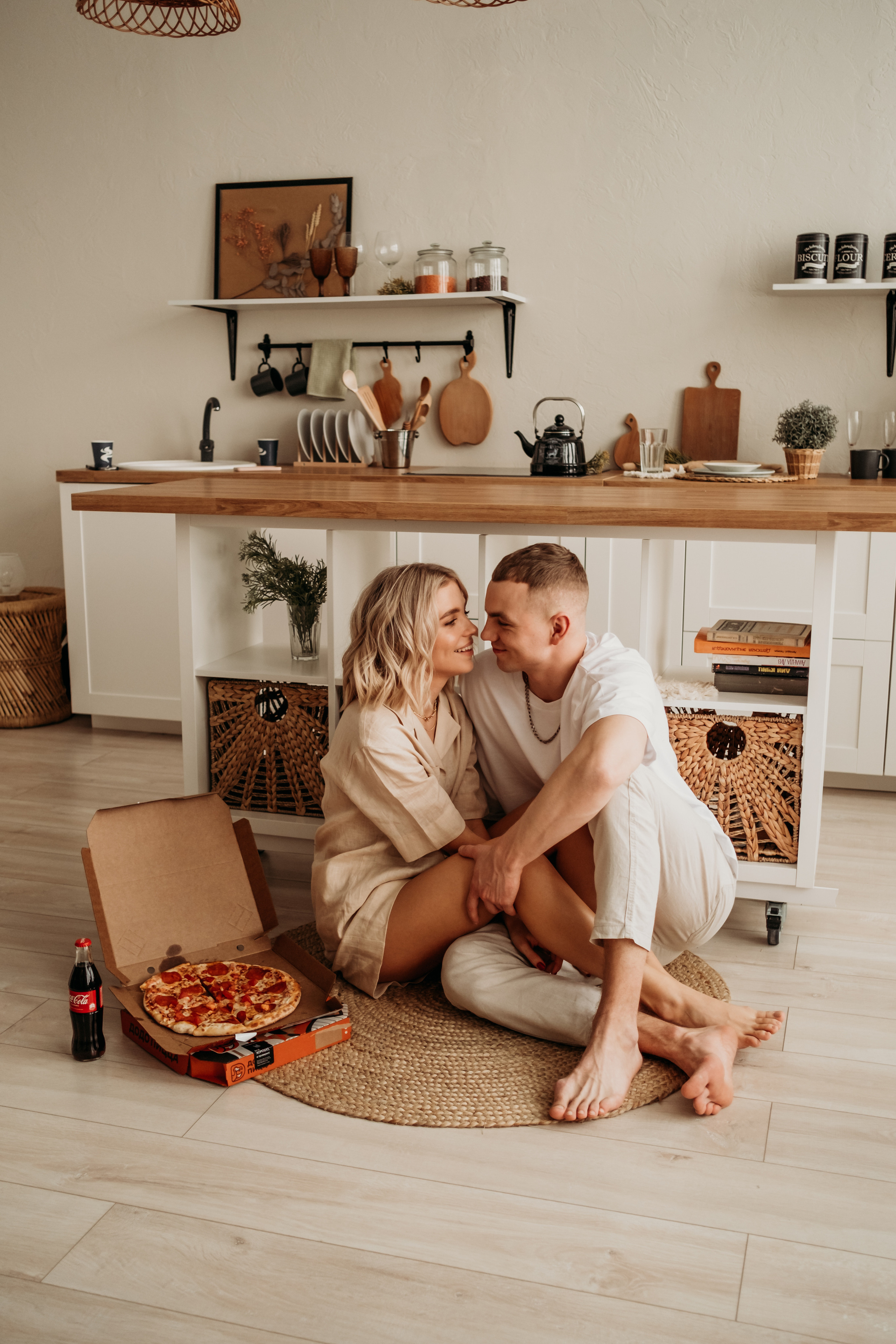 пара с пиццей фотосессия