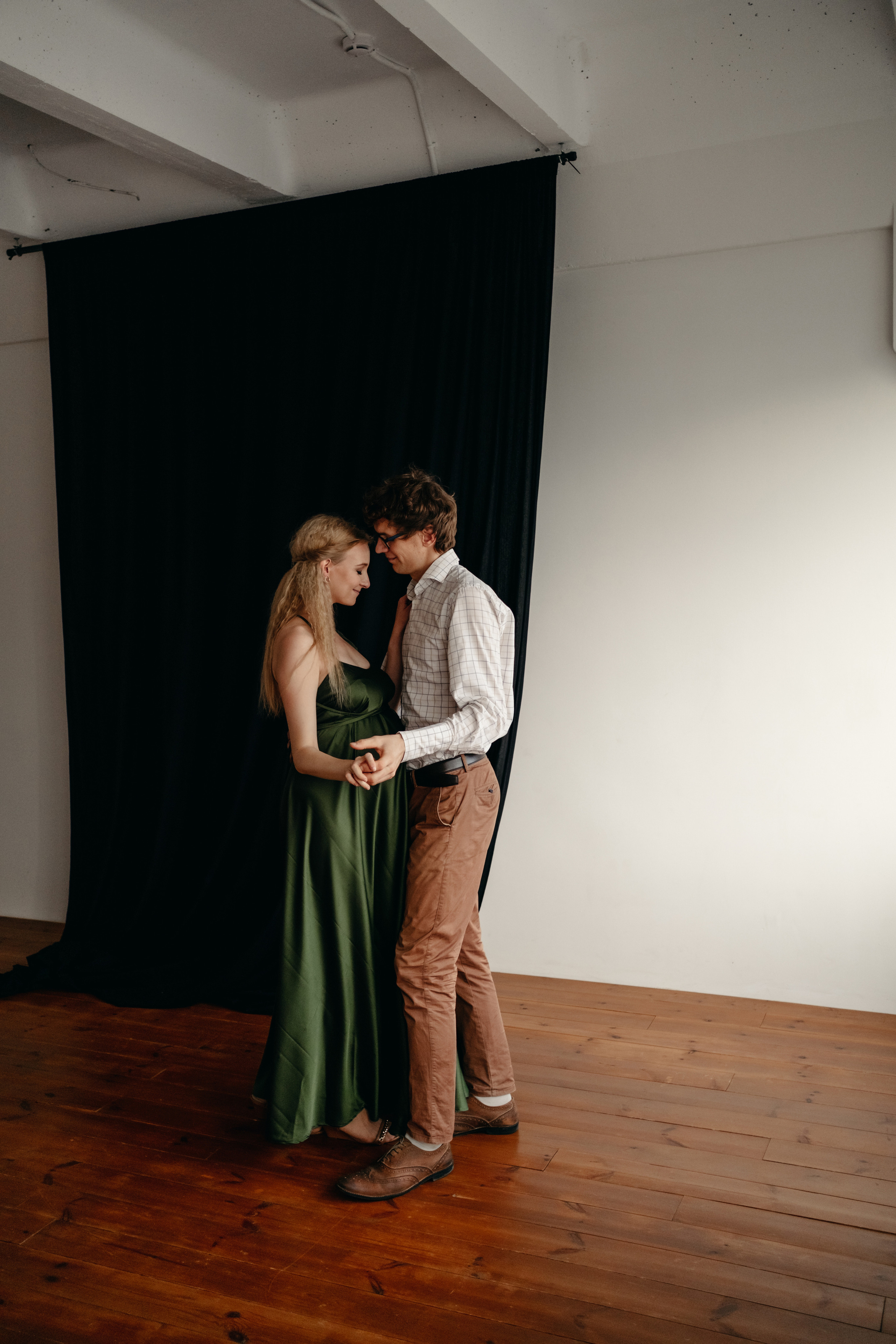 пара танцует 