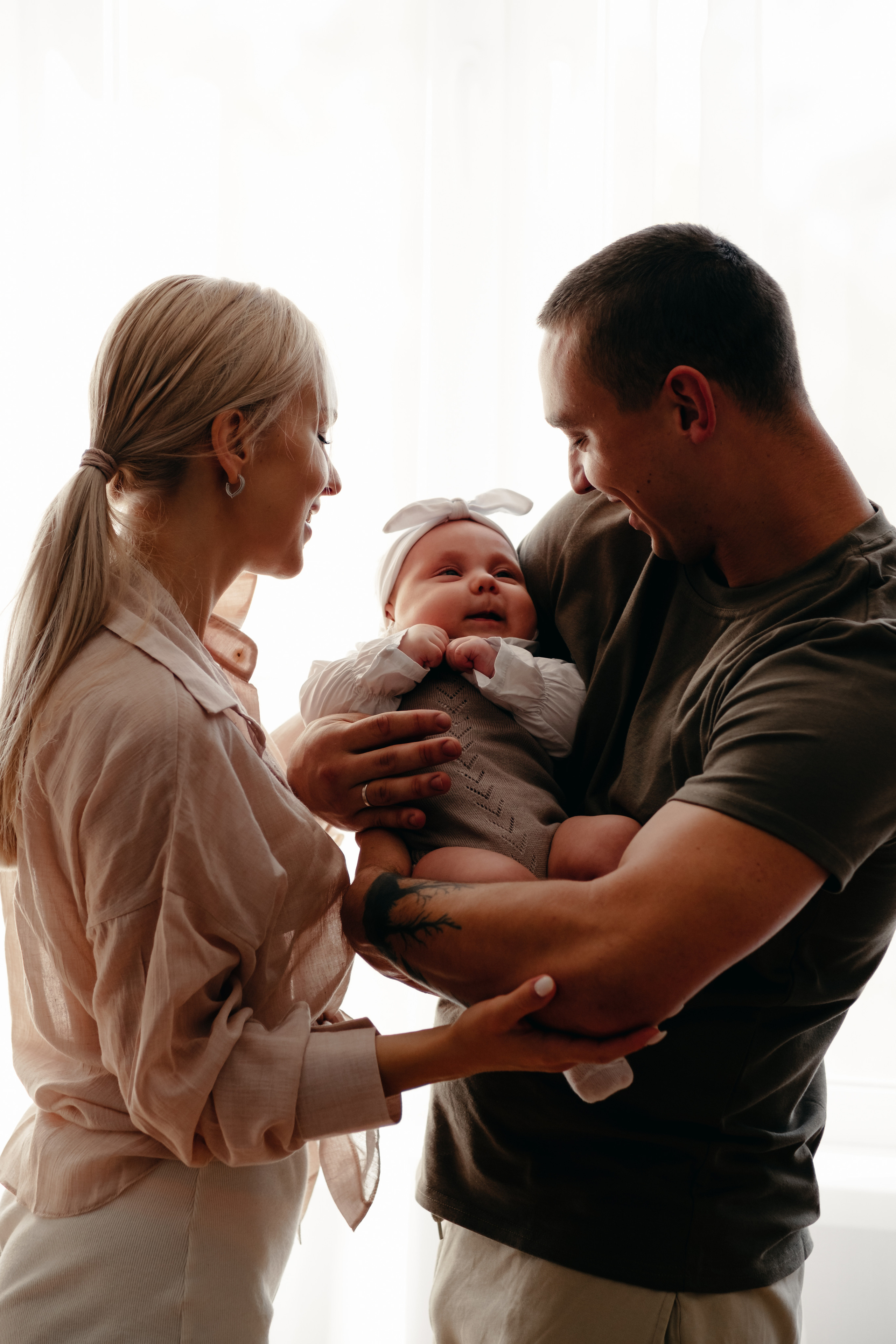 возле окна контровой свет