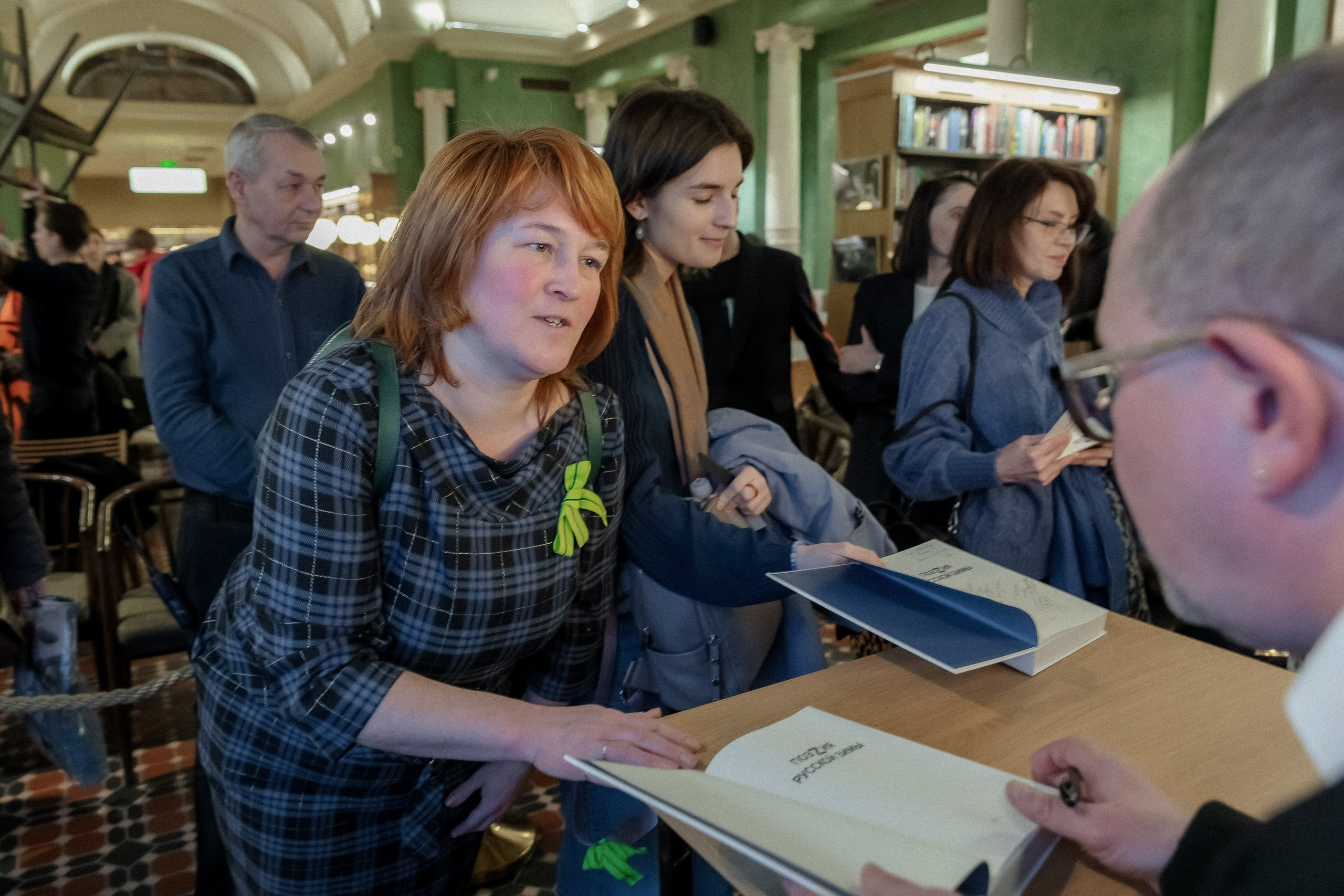 Фоторепортаж с презентации книги «ПоэZия русской зимы» в Доме книги. Репортажный фотограф Москва Сергей Мирошников