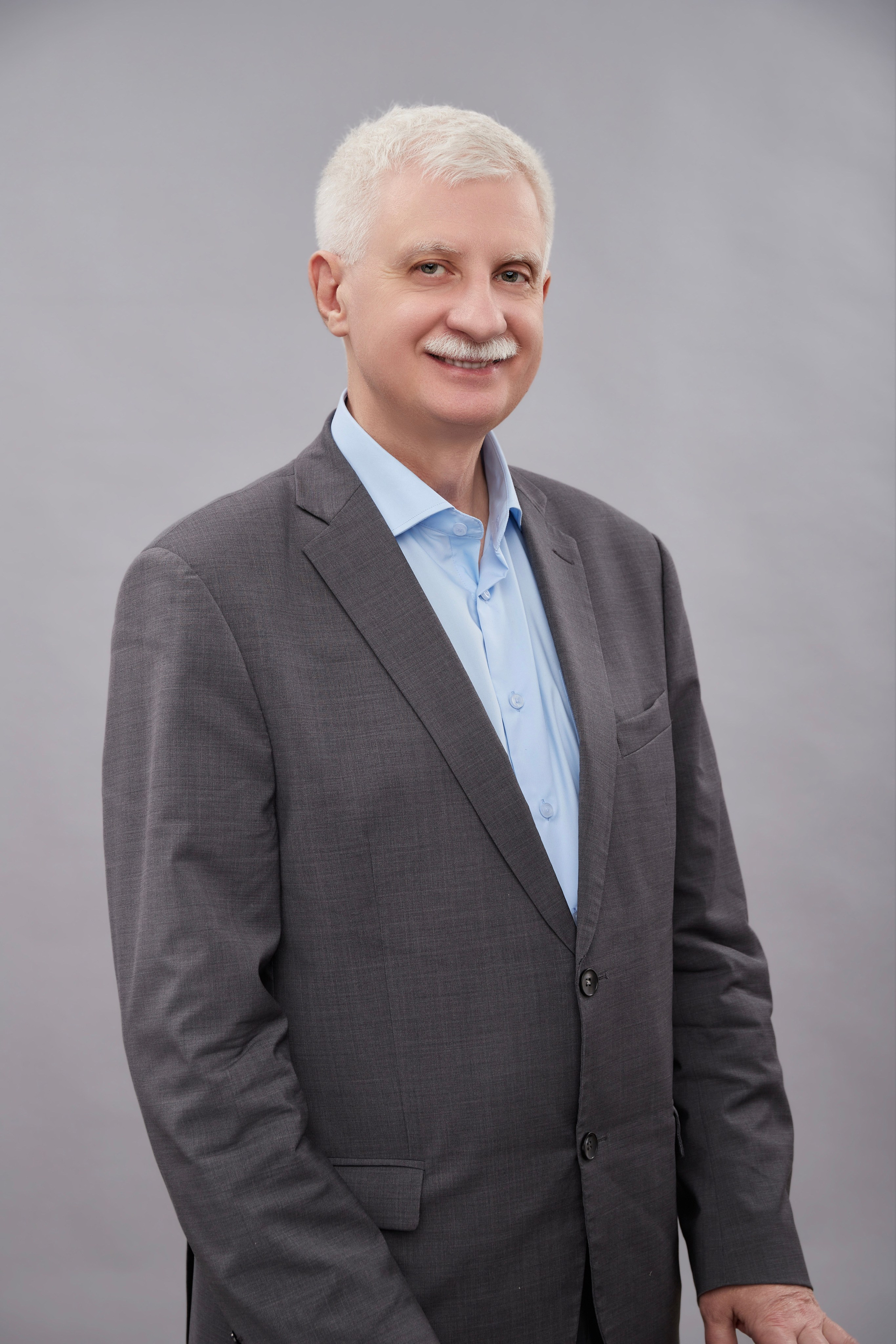 "Профессиональный портрет мужчины в студии""Женский портрет с естественным освещением""Крупный план портрета улыбающейся женщины""Портретная съемка в студии для делового портфолио"Для съемки сотрудников компании:"Группа сотрудников компании на корпоративной фотосессии""Портреты сотрудников офиса для корпоративного сайта""Фотосъемка команды компании в рабочей обстановке""Деловой портрет сотрудника для бизнес-профиля"