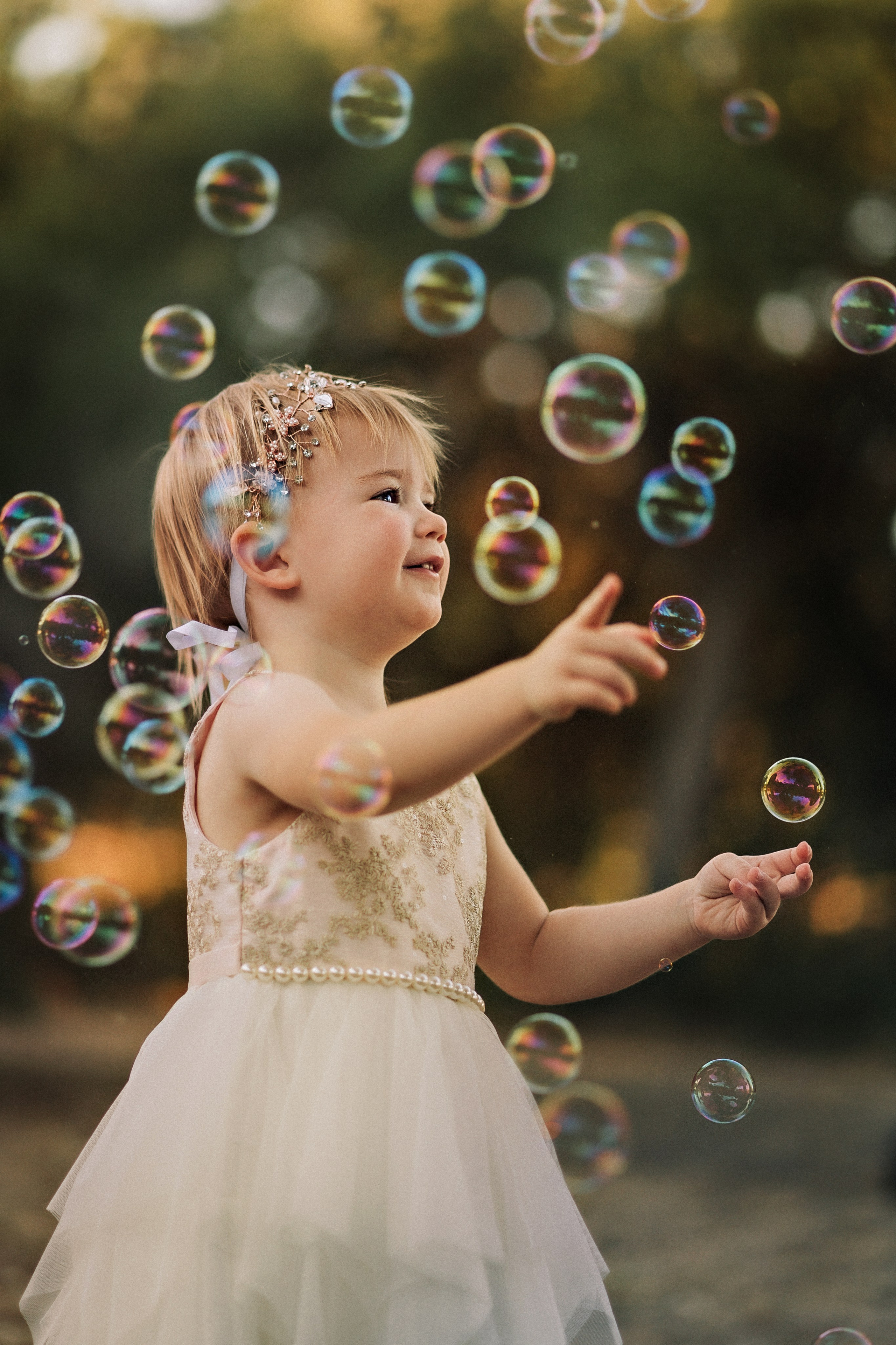 Family snuggles & smiles — cozy family photos