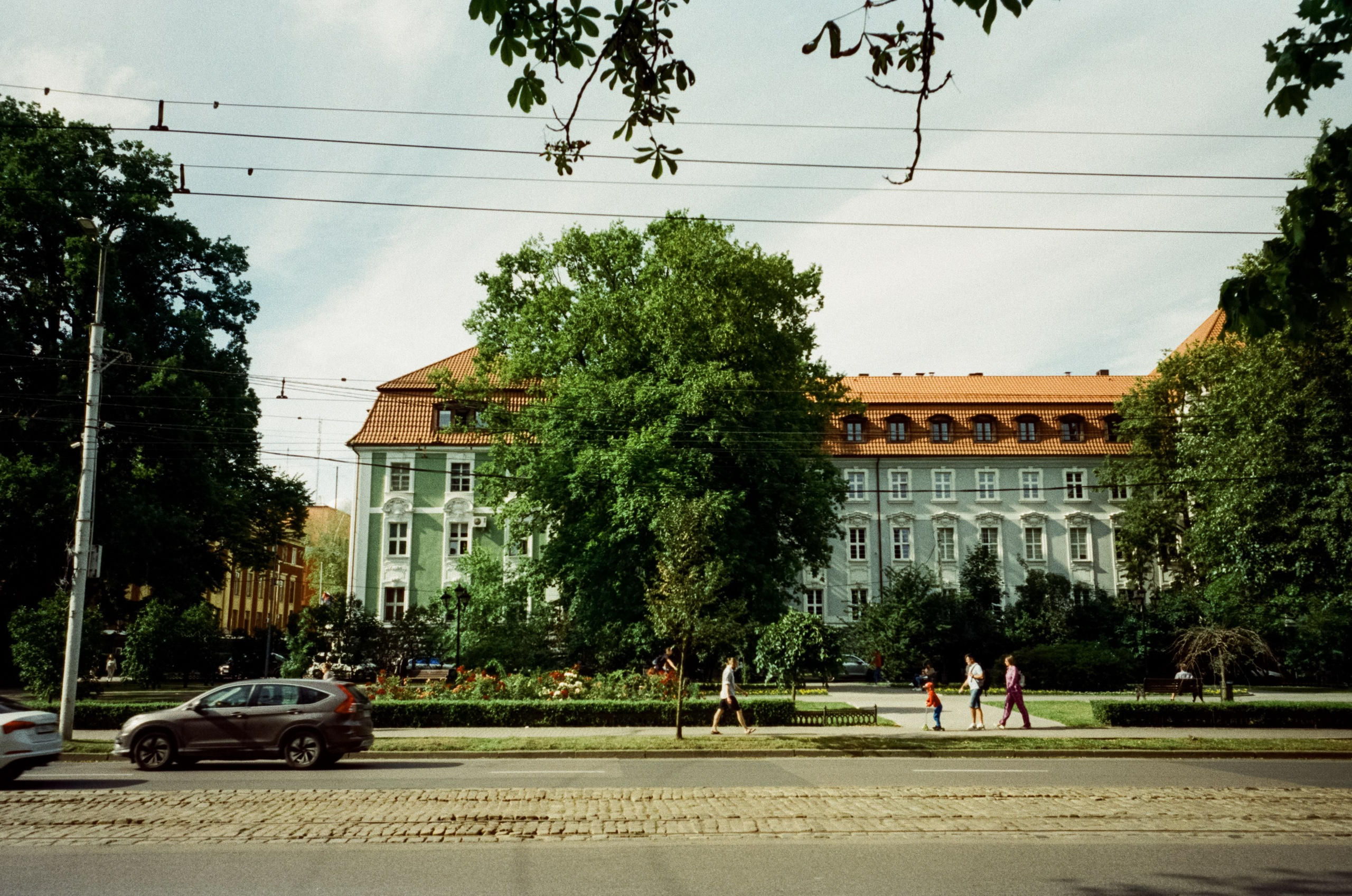 Прогулка от Площади Победы к Amalienau в golden hour. Фотограф-документалист Мария Осокина