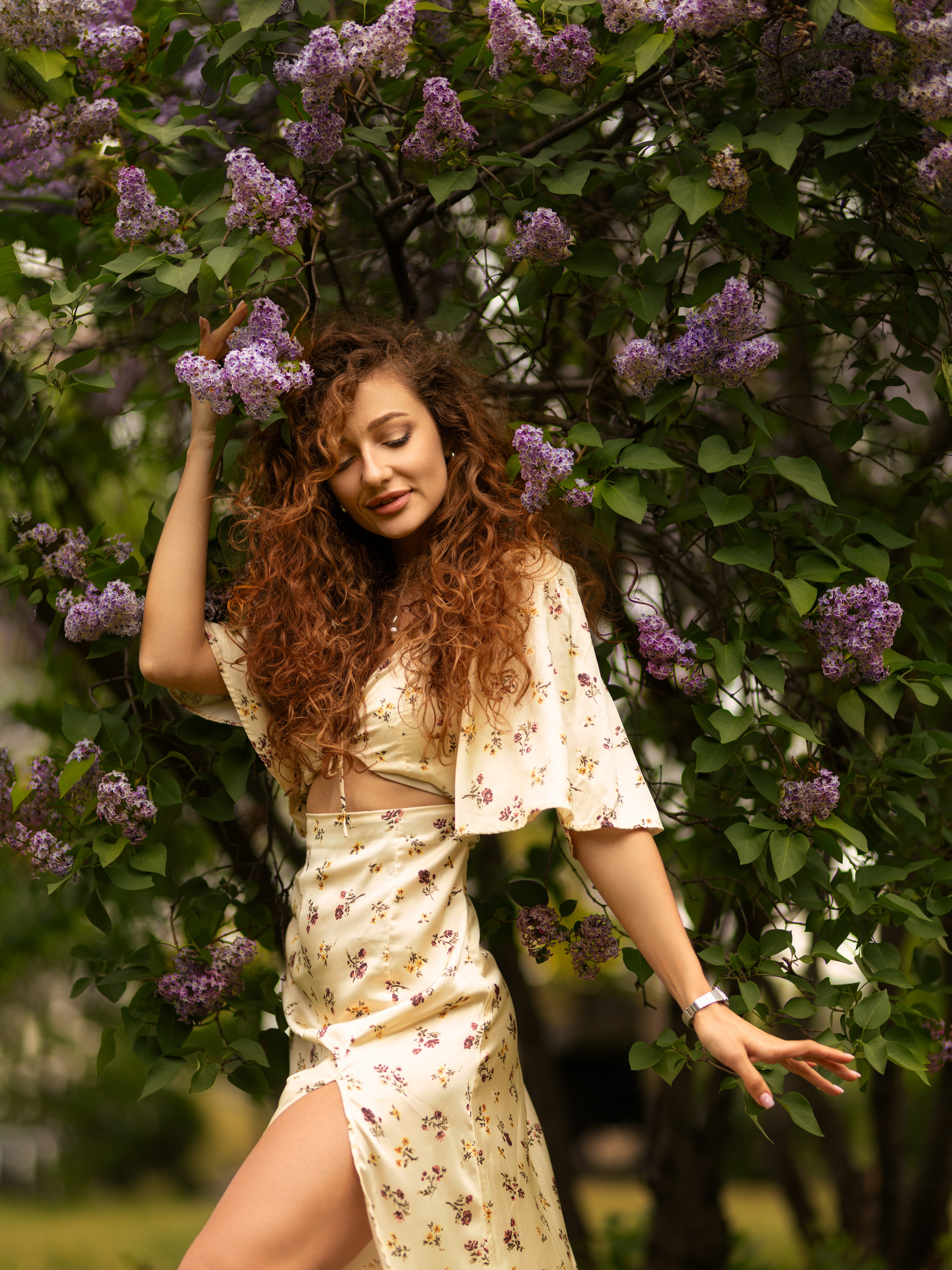 Фотосет с Дианой в цветущей сирени в Воронеже в формате для «себя». Дмитрий Шульгин, портретный фотограф в Воронеже