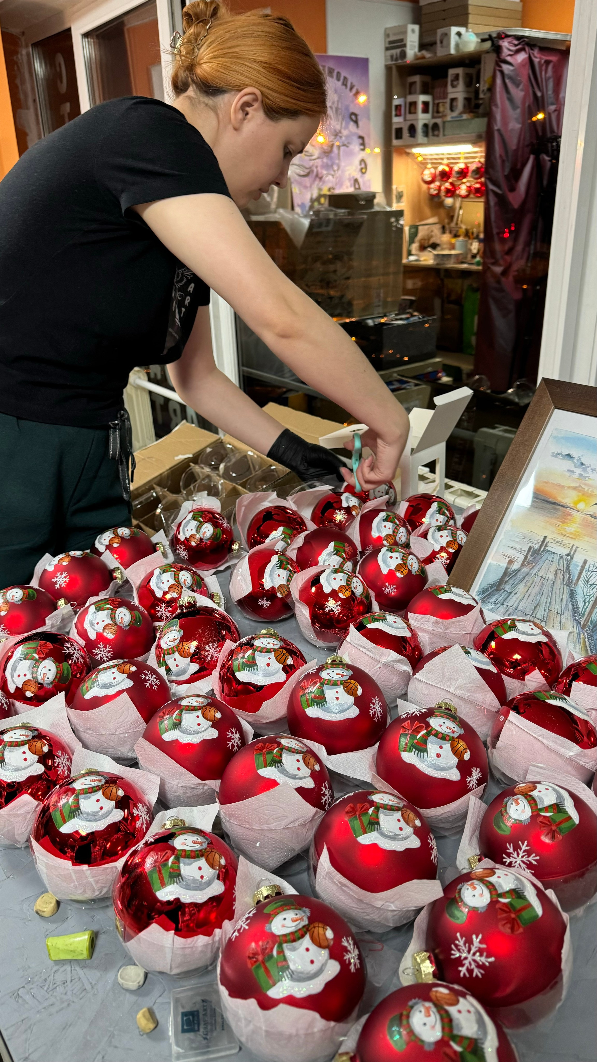 ArtSHARm- наше портфолио по ёлочным шарам с ручной росписью. Художественная ручная роспись елочных шаров, корпоративные подарки и восковые аромасвечи