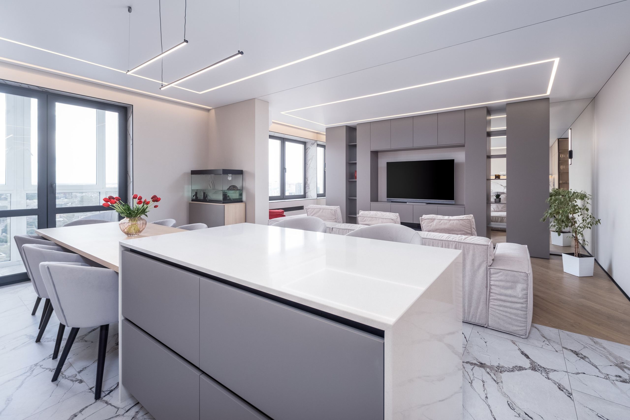 Интерьер кухни-гостиной - кухонный остров и вид на ТВ-зону, фотограф Sakavita Media