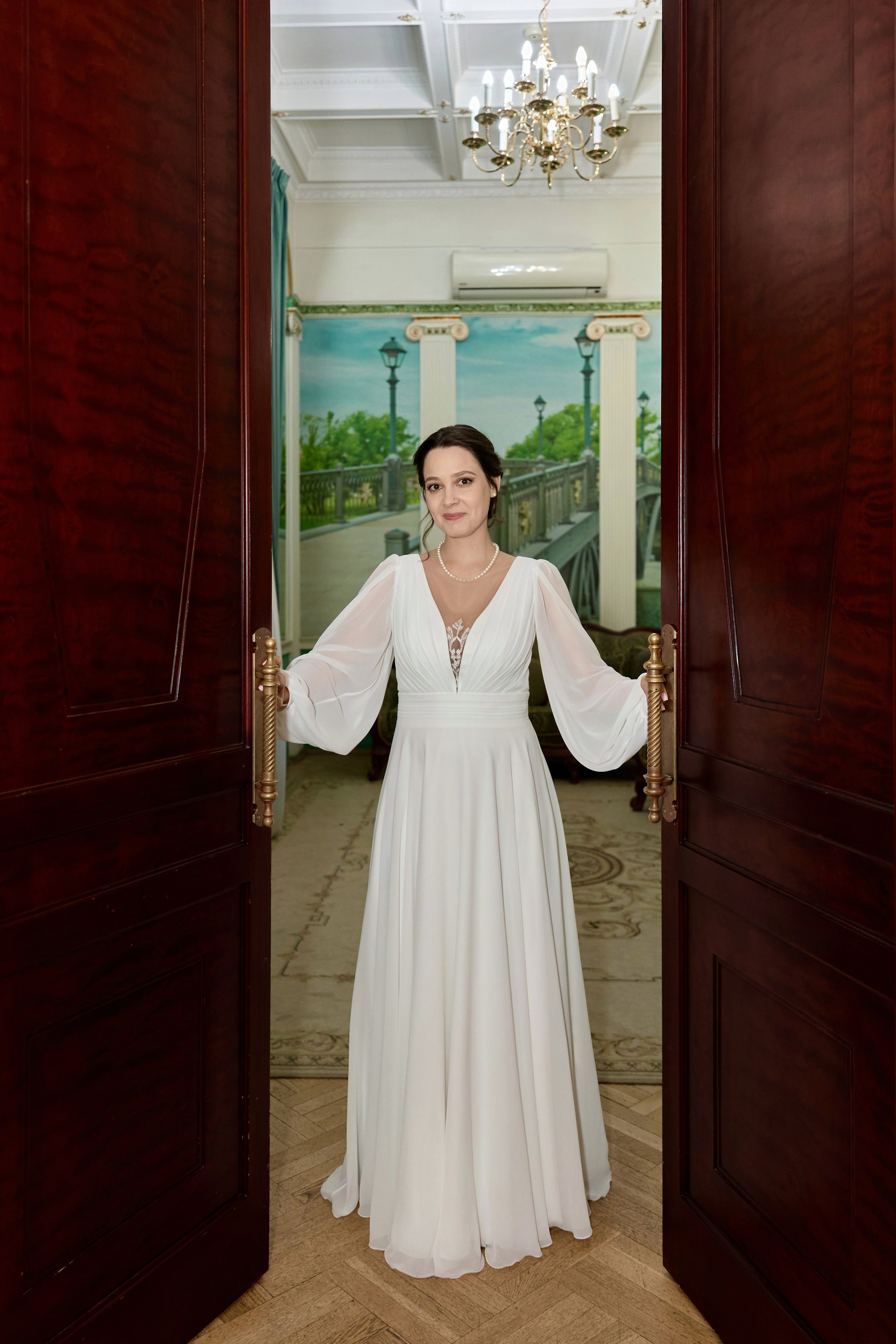 Свадебная фотосессия в студии и регистрация брака в Грибоедовском ЗАГСе