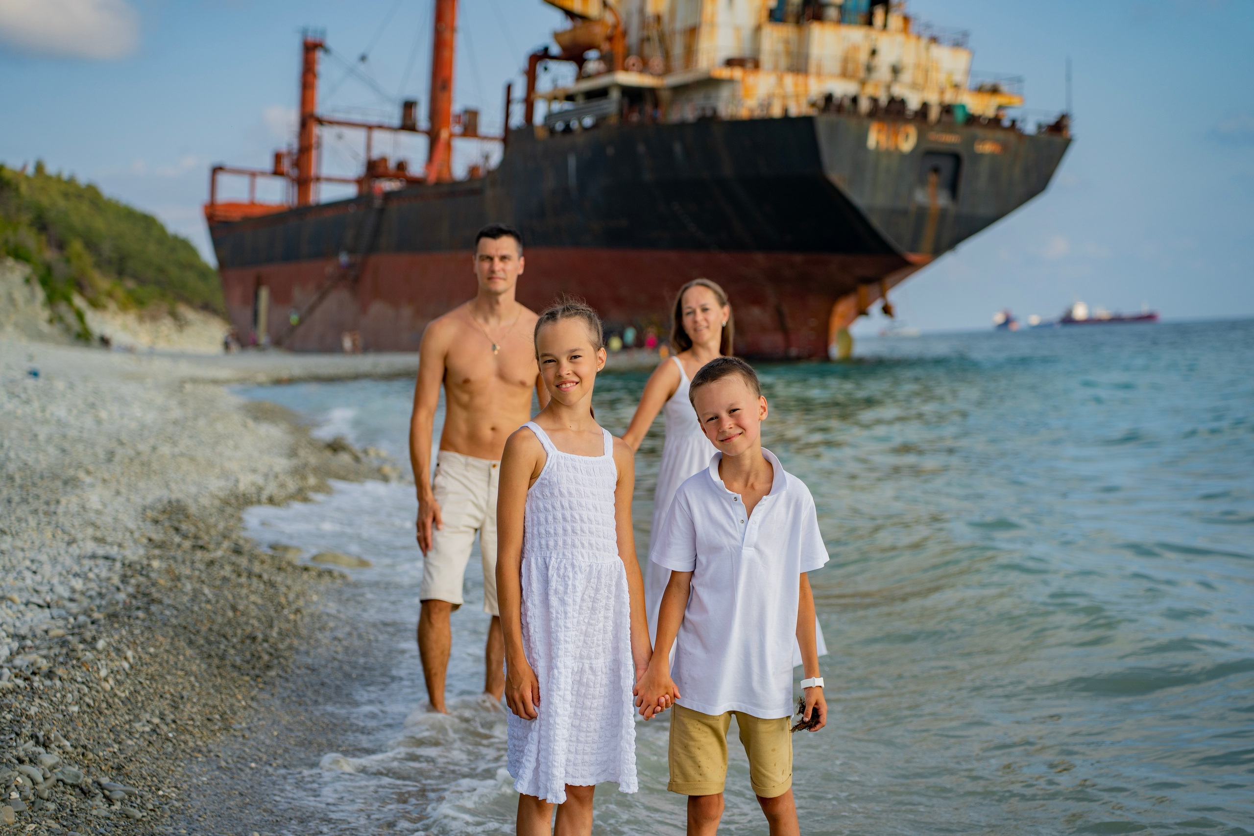 Фотосессия-поход к сухогрузу Рио. Семейный и детский фотограф Екатерина Черняева. Снимаю портреты, love story, фотопрогулки, работаю на улице, в кафе, студии, дома у клиента