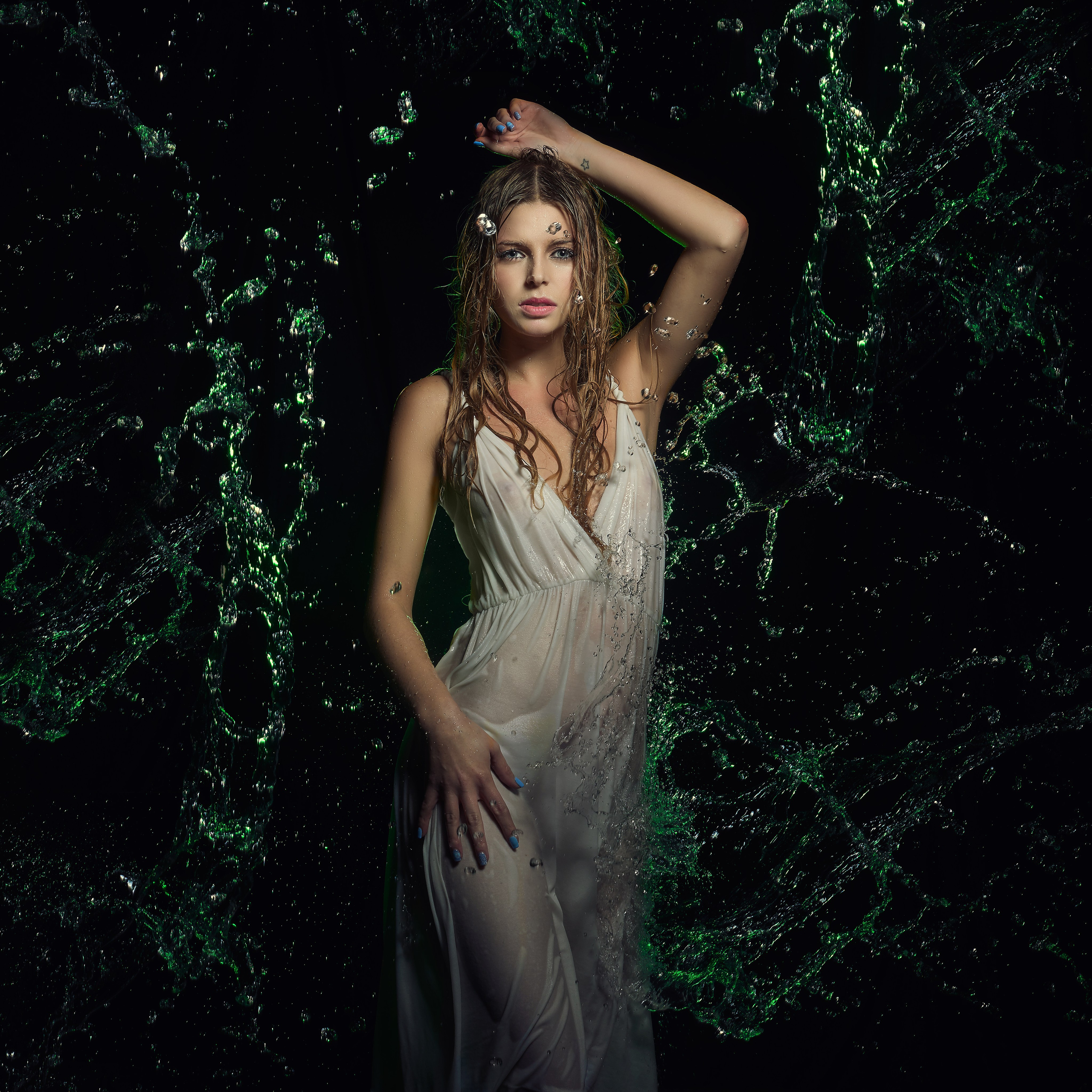 Аквафотосессия на черном фоне