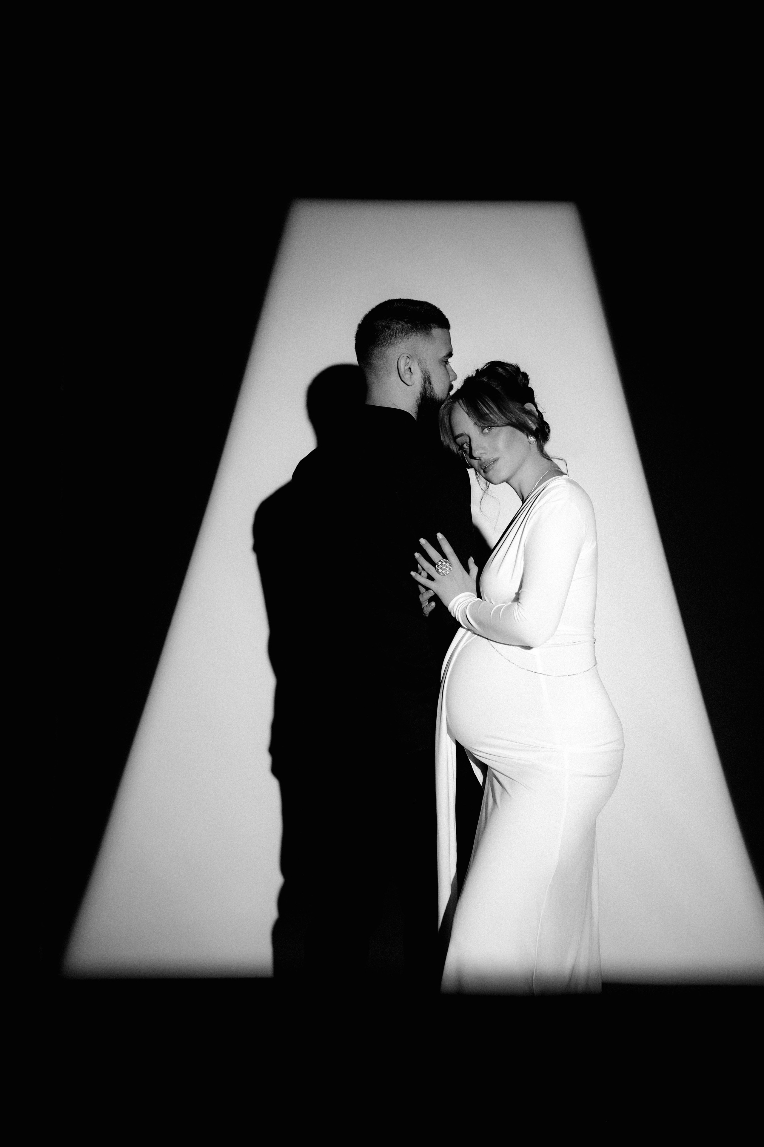 Александра. Фотосессия беременности на циклораме. Фотограф в Москве Ольга Сатони