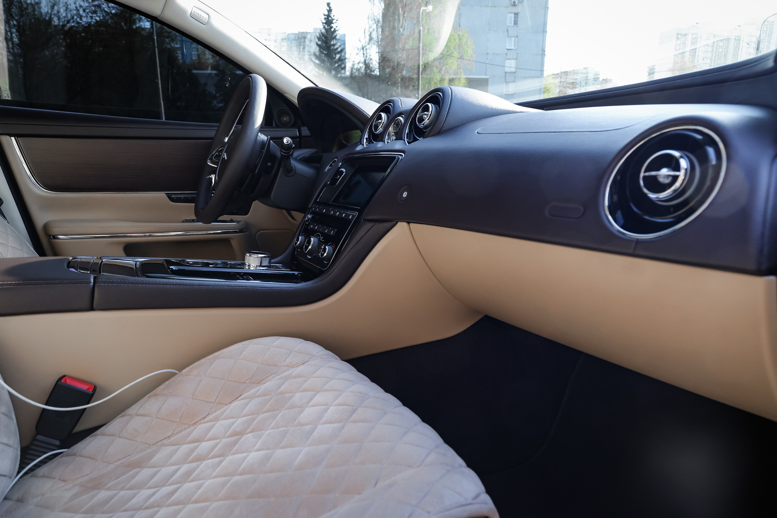 2017 JAGUAR XJ. Mixturecaptures