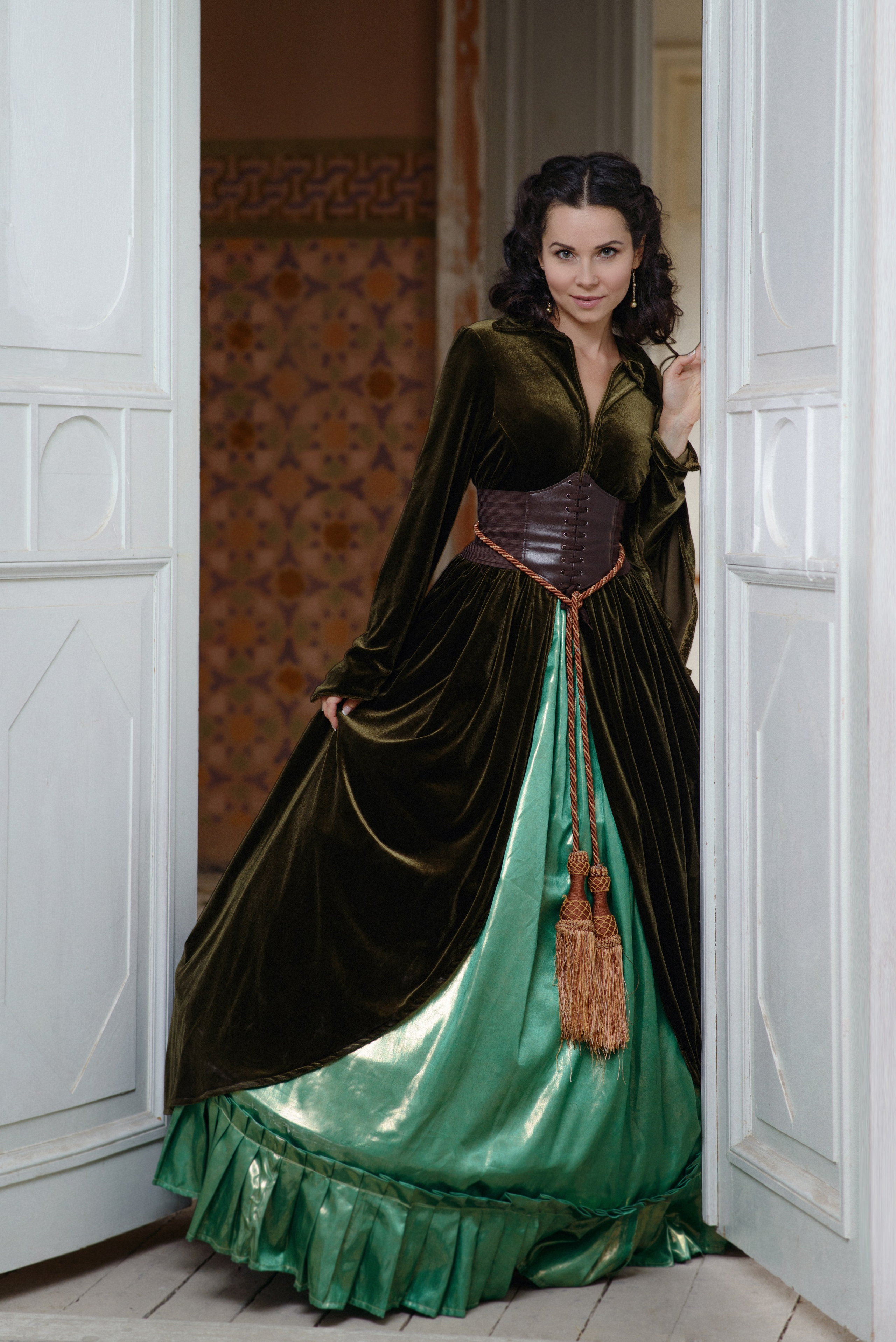 Фото как в кино. Фотосессия девушки в образе Скарлетт О’Хара из романа Маргарет Митчелл "Унесенные ветром". Съемка проходит в разрушенной усадьбе похожей на 12 дубов из романа