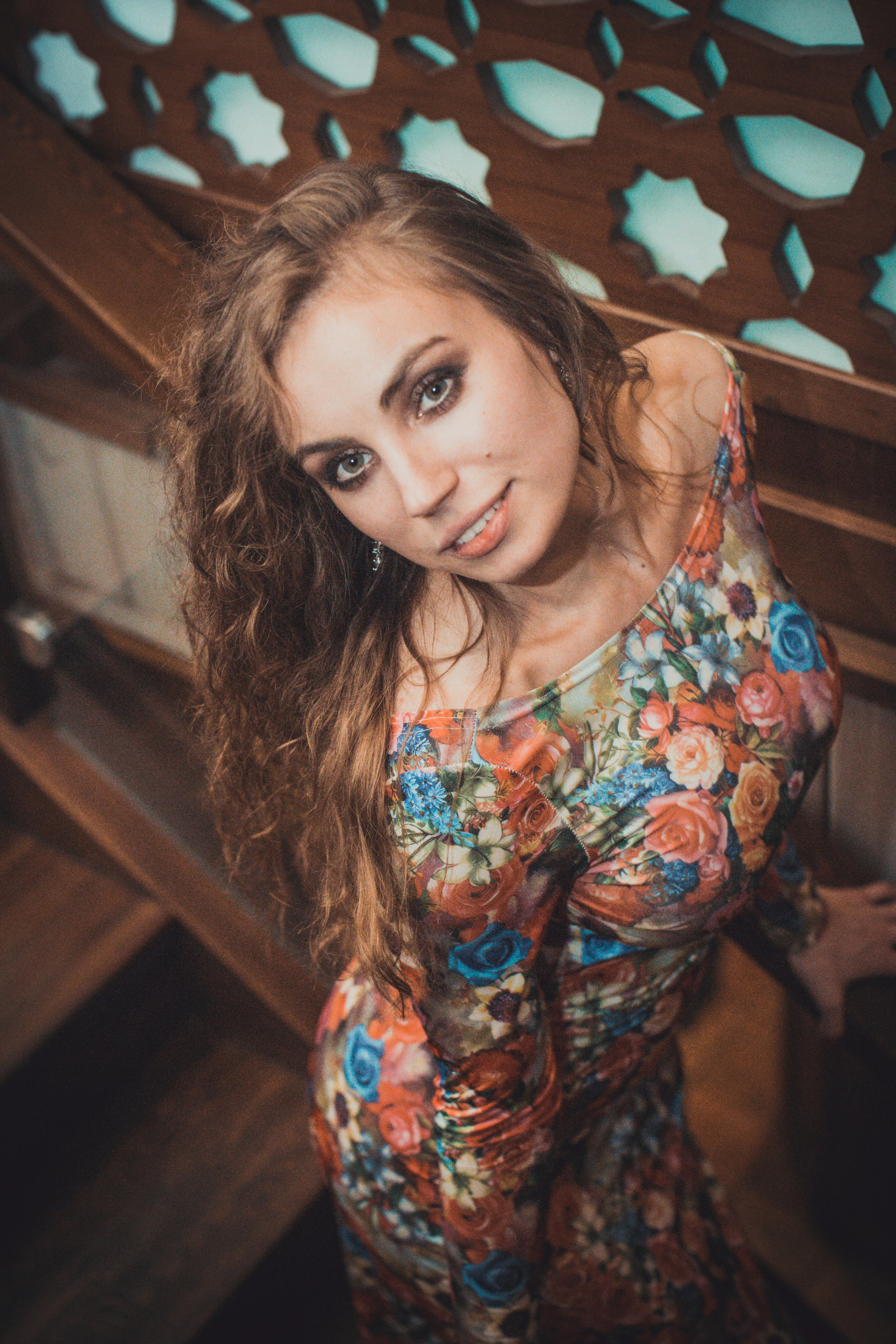 персональная фотосессия в Москве где девушка позирует на лестнице 