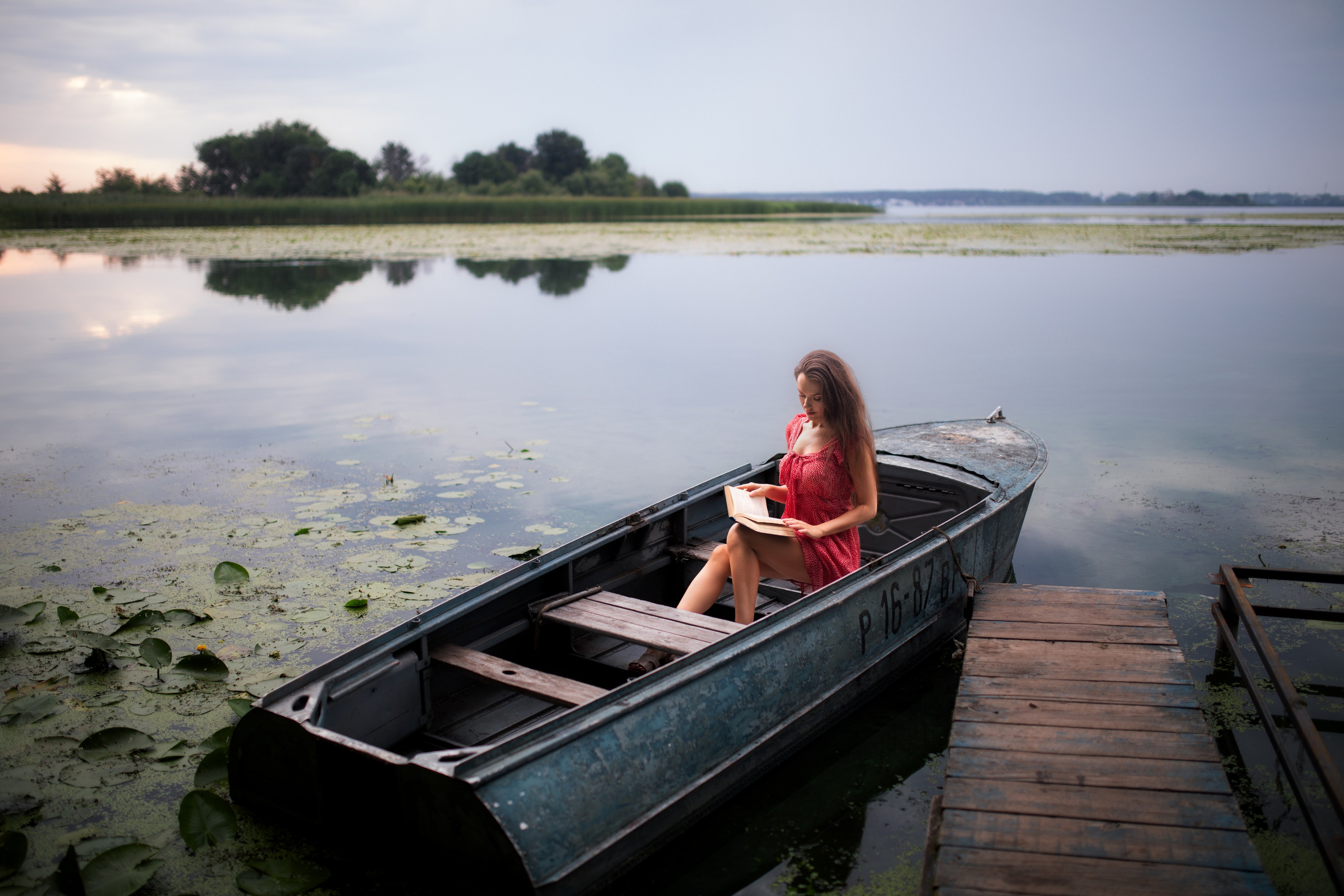 Съемка с Екатериной на рассвете на берегу реки