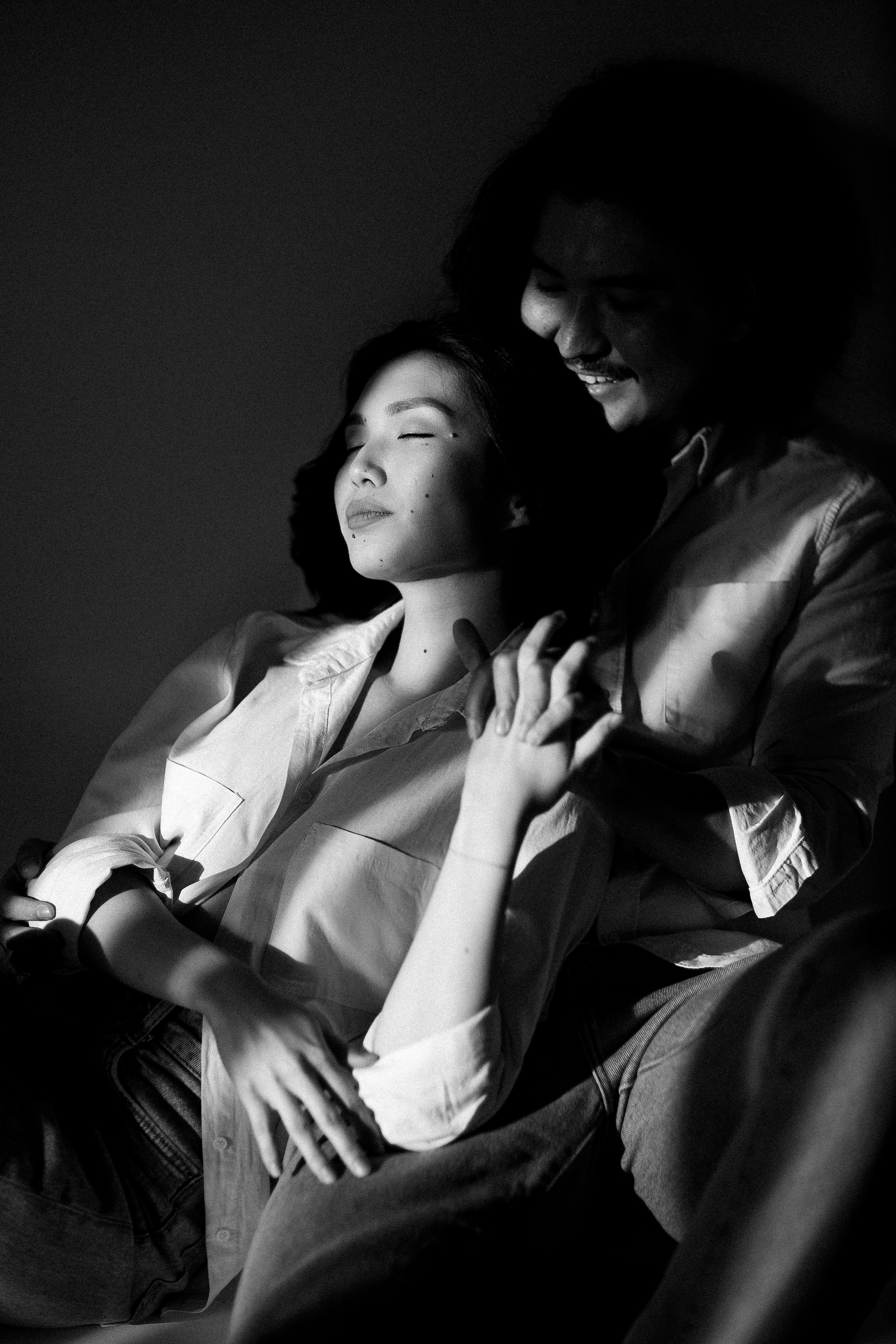 Парная фотосессия на белом фоне. Свадебный и семейный фотограф в Алматы Алексей Балышев