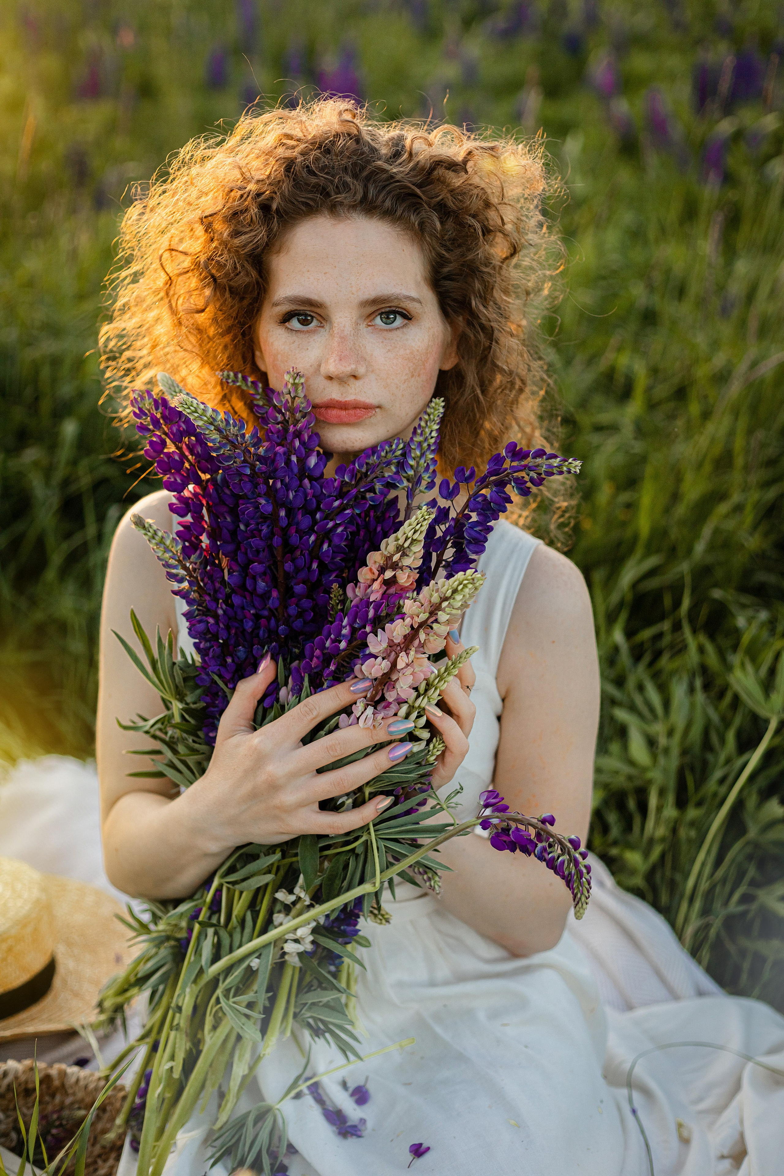 Ирина в люпинах. Женская фотосессия в поле люпинов. Семейный и детский фотограф в Санкт-Петербурге Павлова Елена