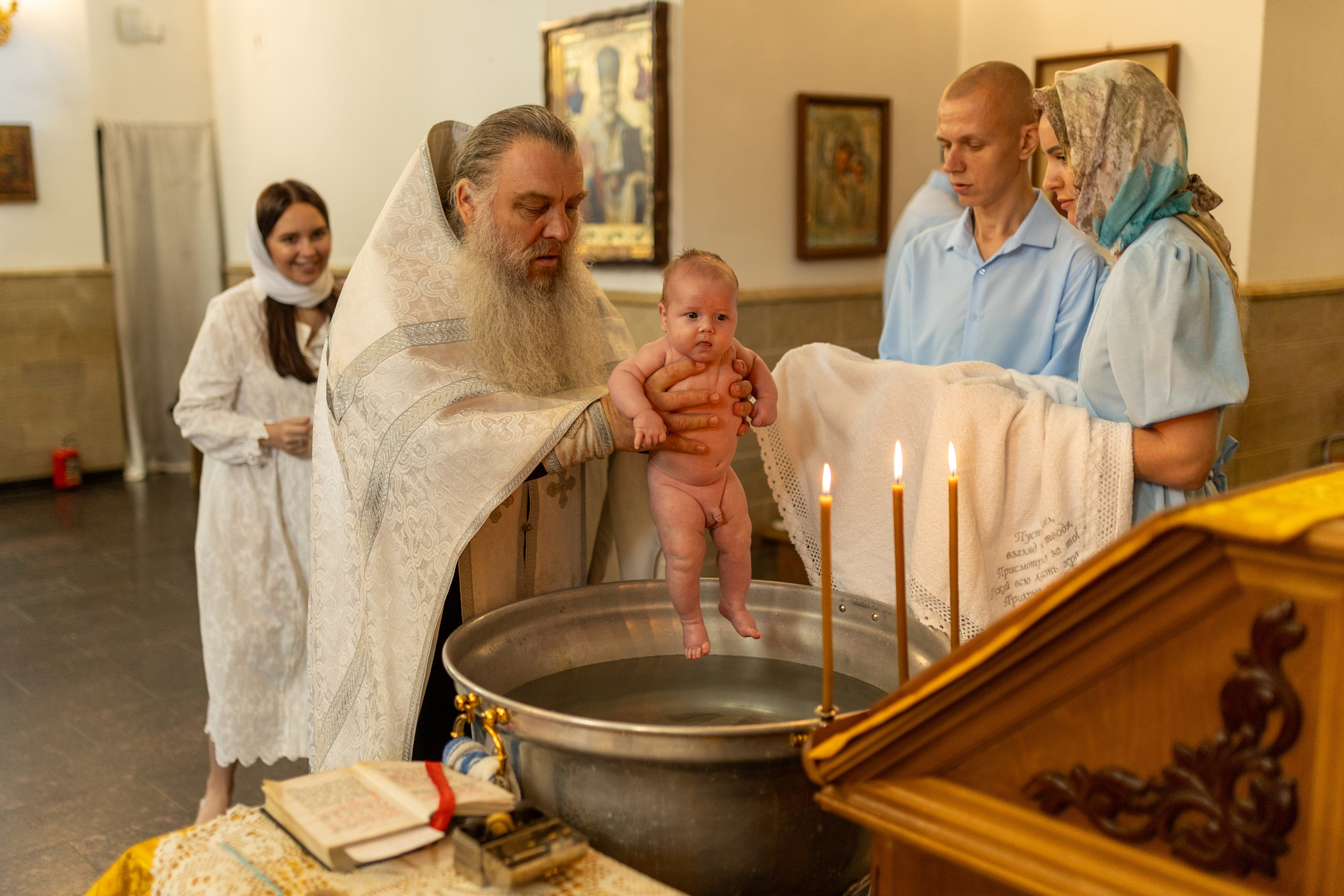Крещение, Храм во имя Всемилостивого Спаса (на Звёздочке). Фотограф новорожденных. Детский и семейный фотограф Марьяна Юдина