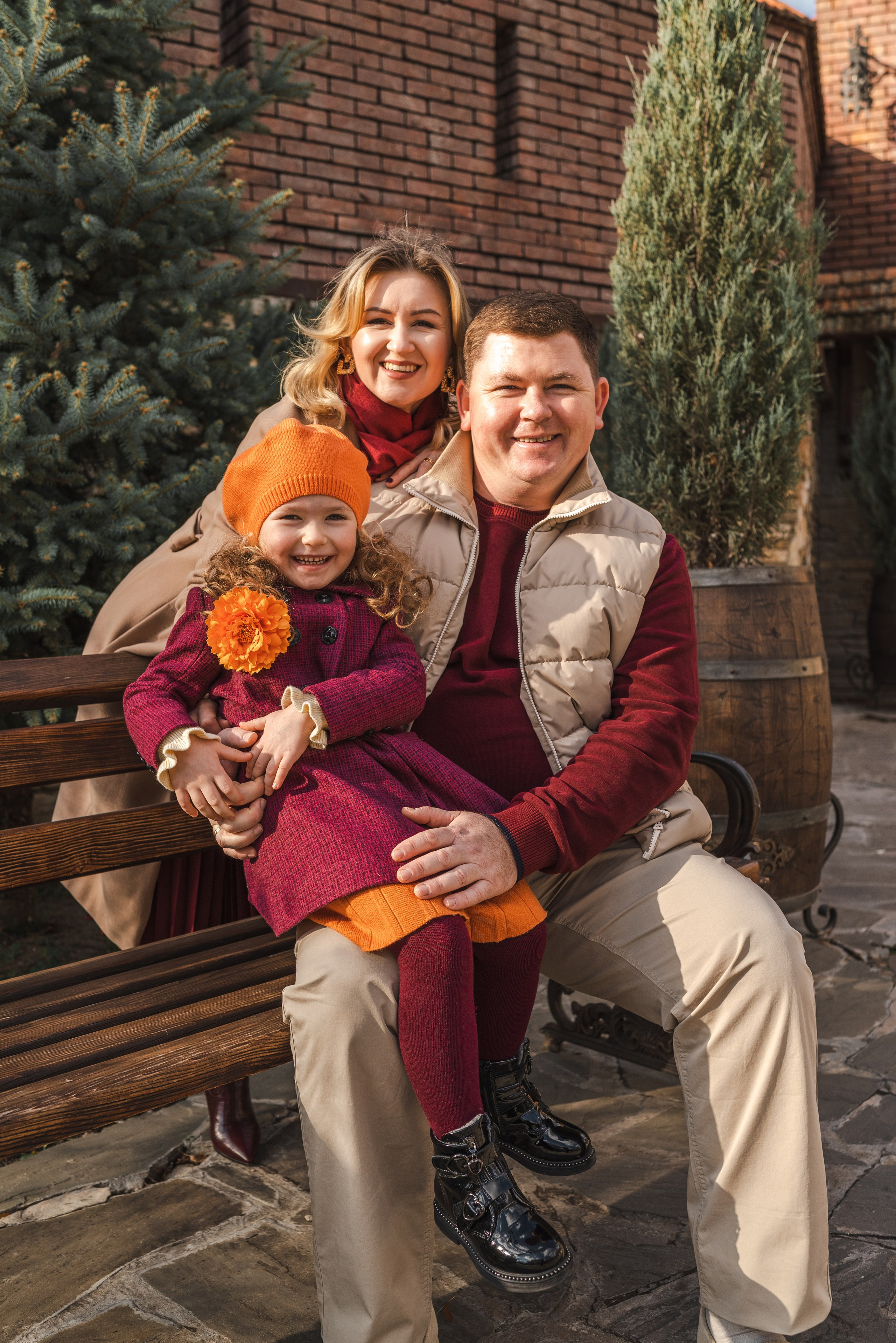 Семейная профессиональная  фотосессия в парке Лога осенью