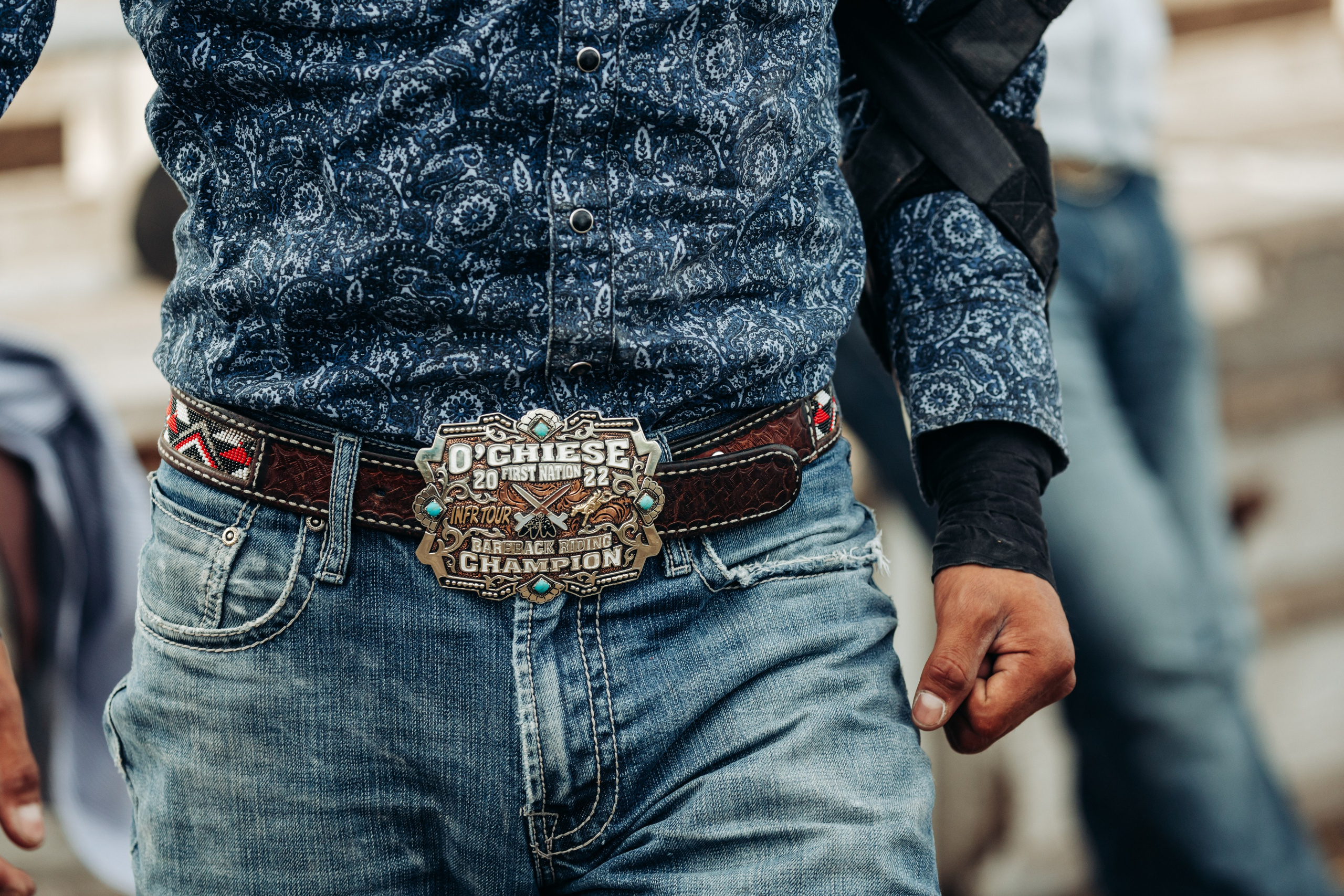 Большая бляшка на ремне. Цветокоррекция