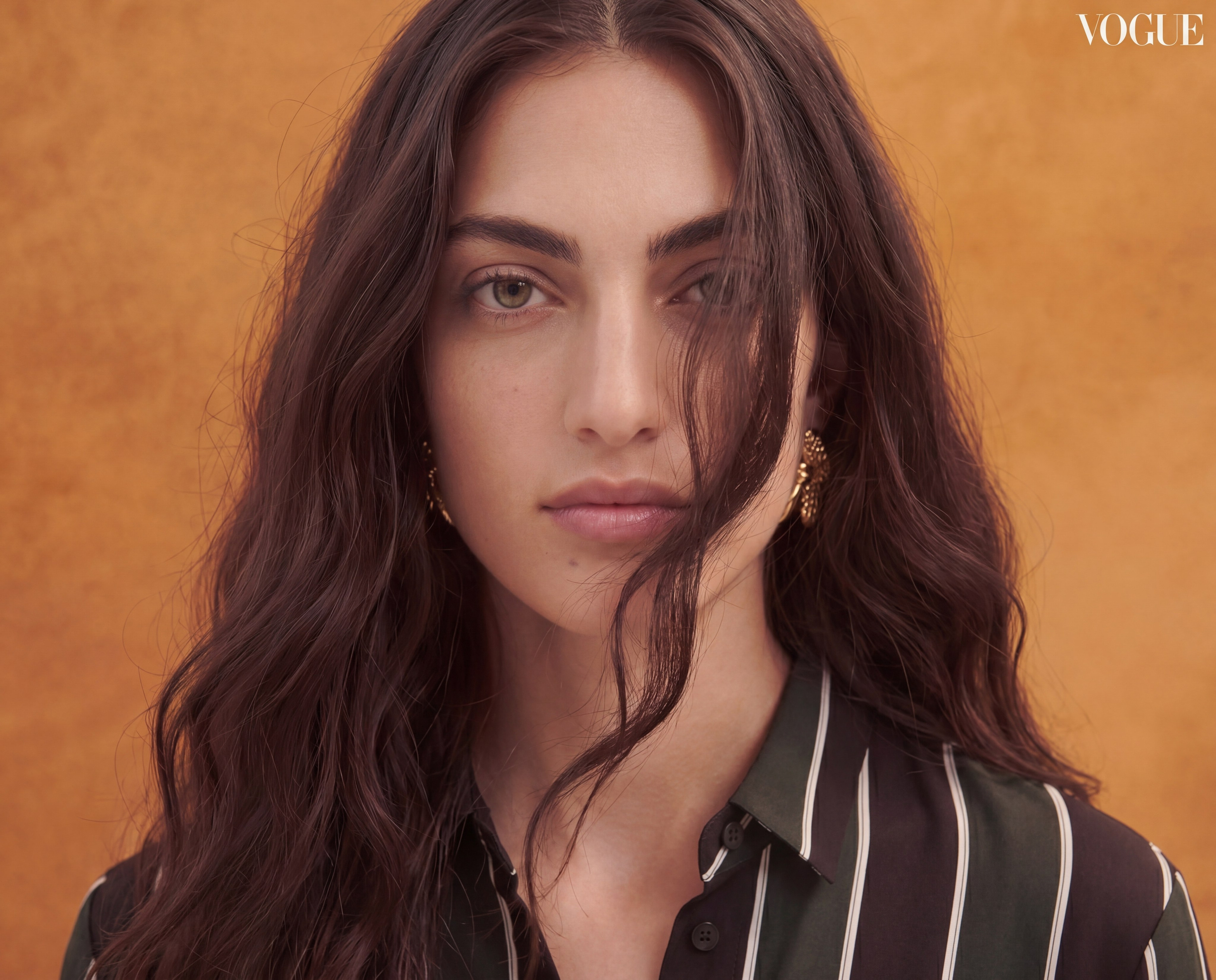 Имиджевая ИИ-фотосессия: AI-модель в блузке в динамичной позе, для рекламных кампаний без ограничений по локациям и стилю