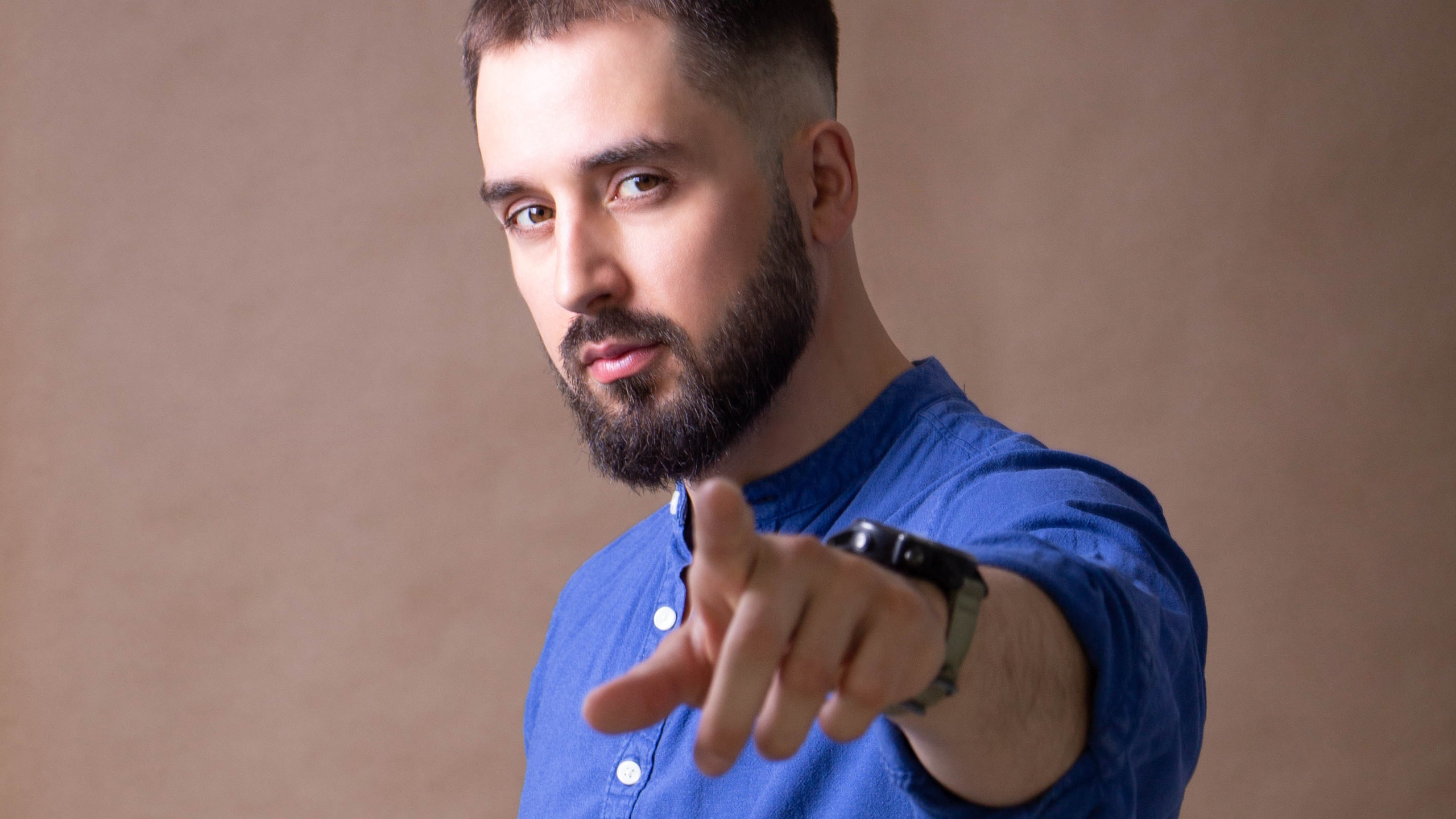 Артем бросает предметы. Нечехова Виктория