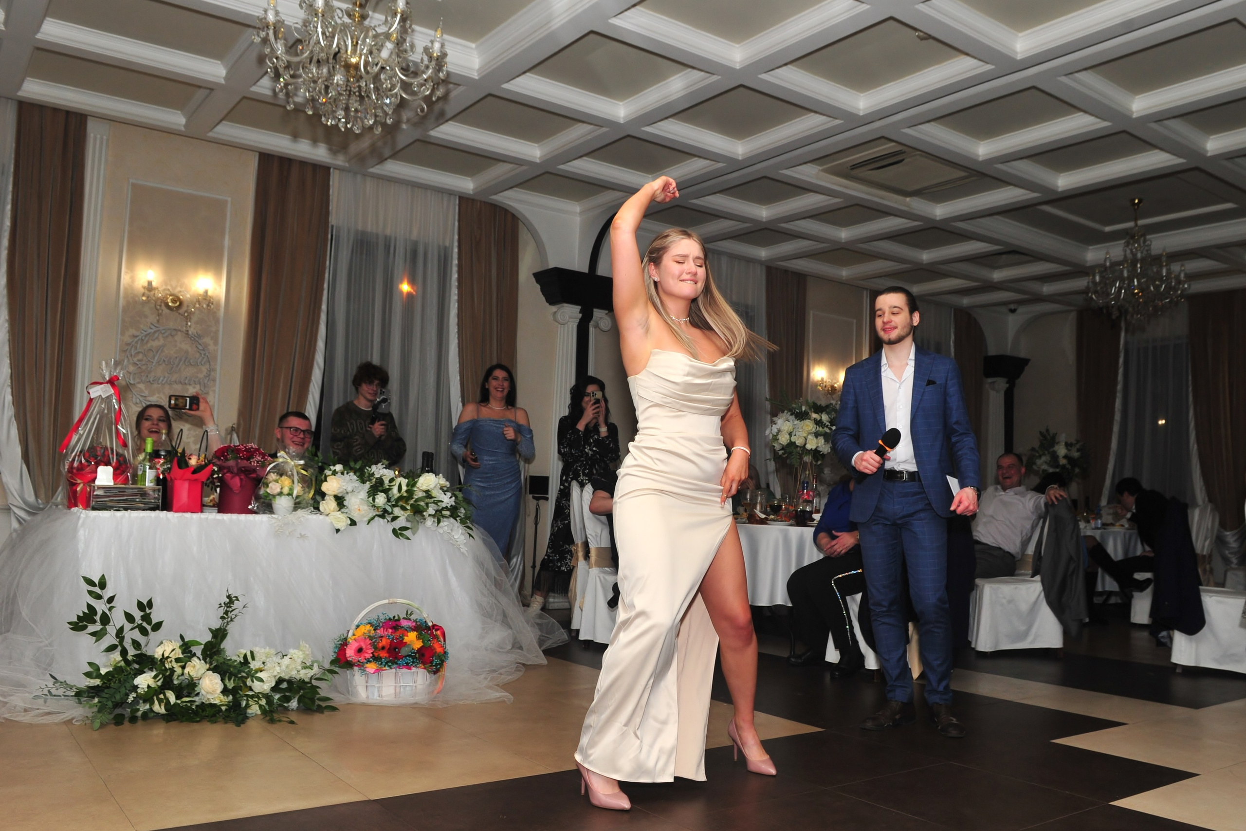 Девушка танцует от души на свадебном банкете в ресторане